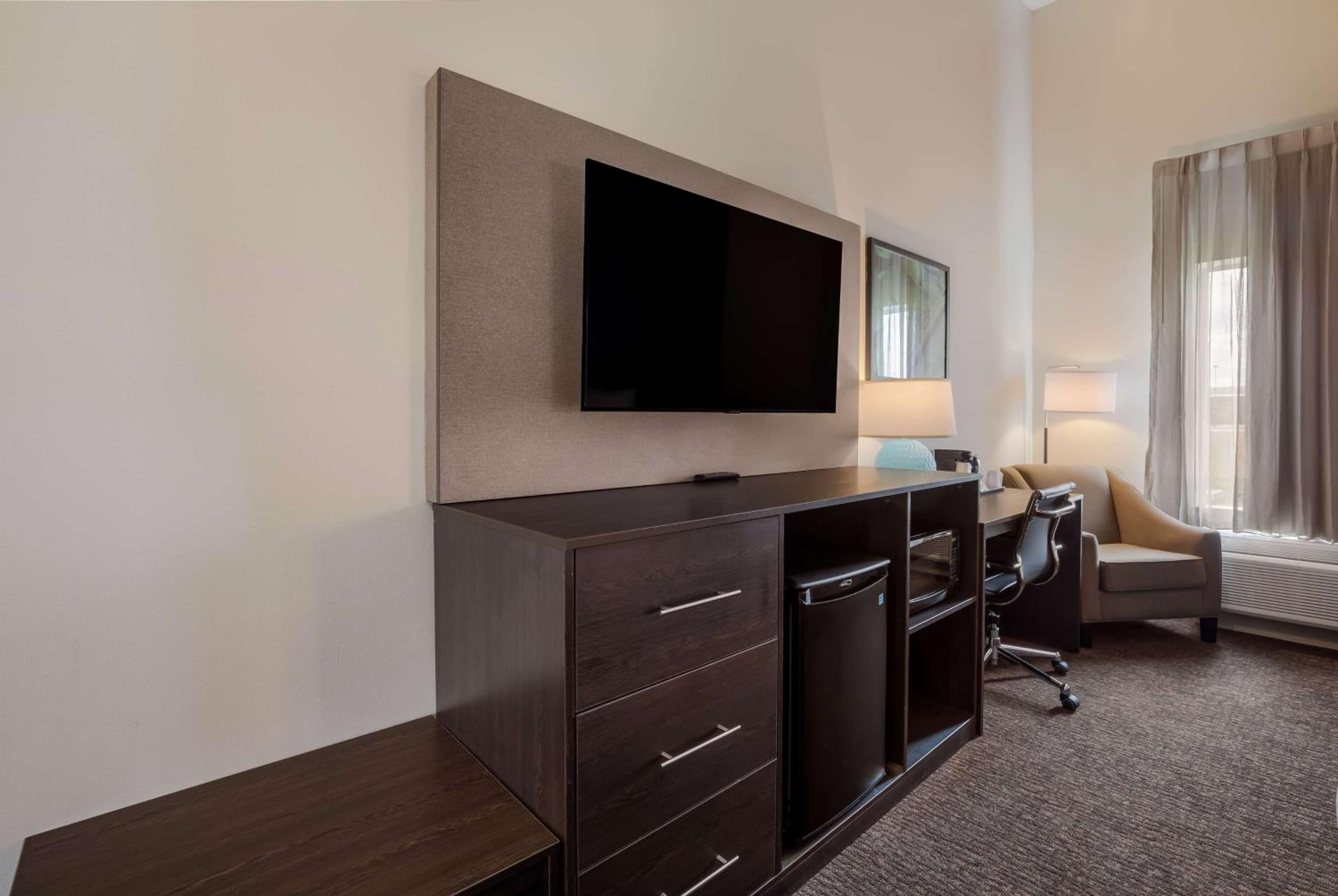 King Room with Mobility/Hearing Impaired Access and Bathtub with Grab Bars, Non-Smoking - Photo 1