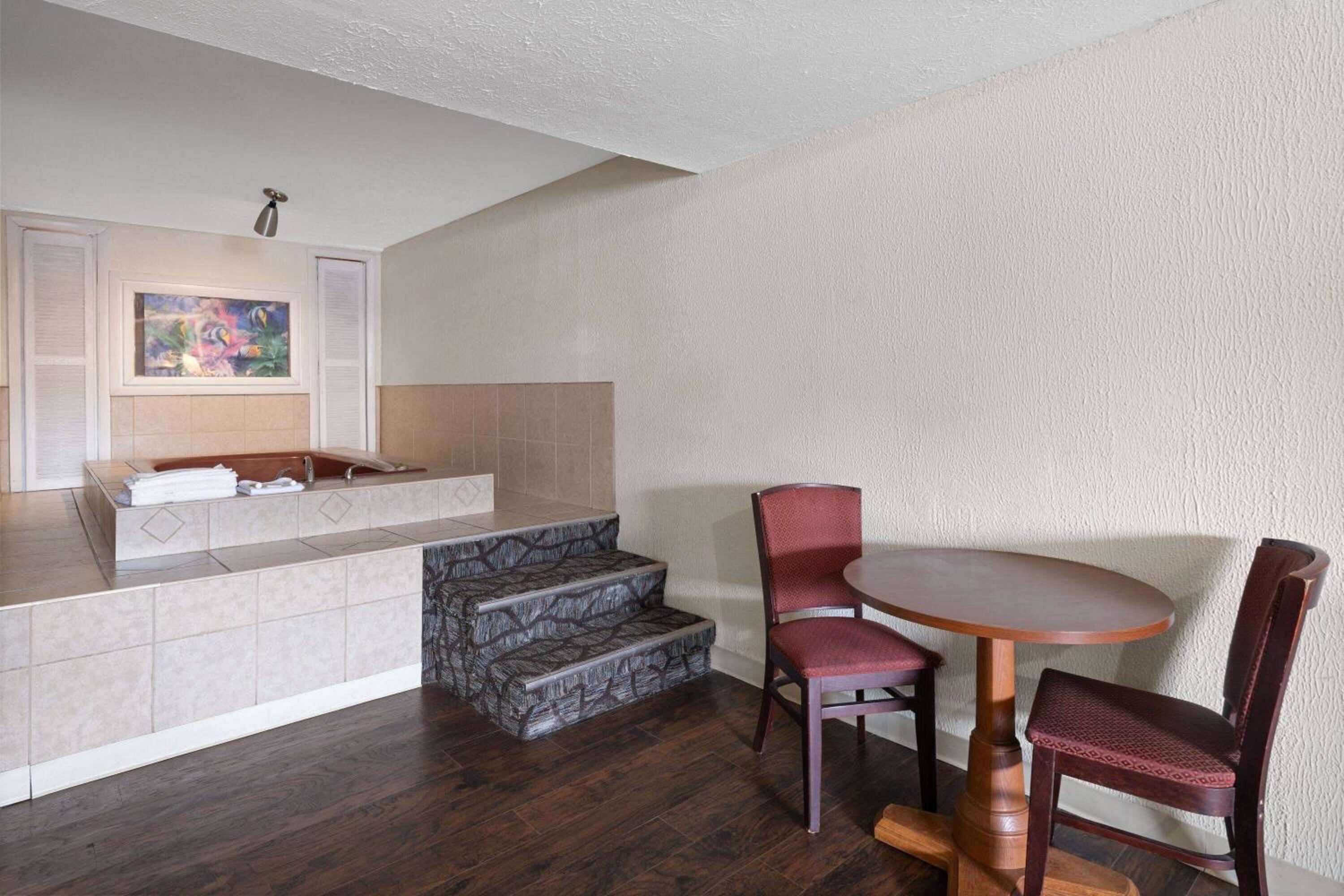 Deluxe King Room - Smoking - Photo 4