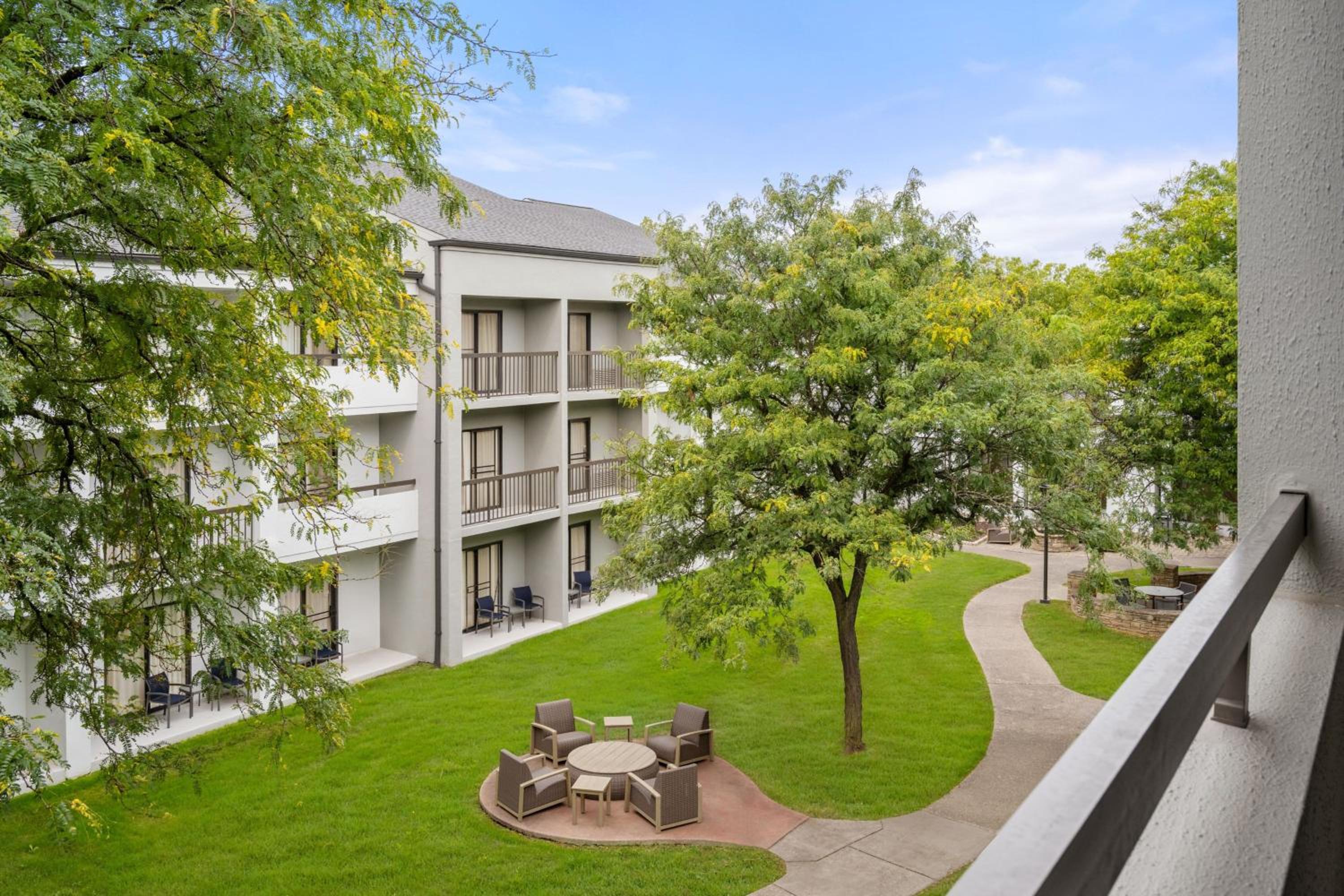 Double Suite with Courtyard View - Photo 8