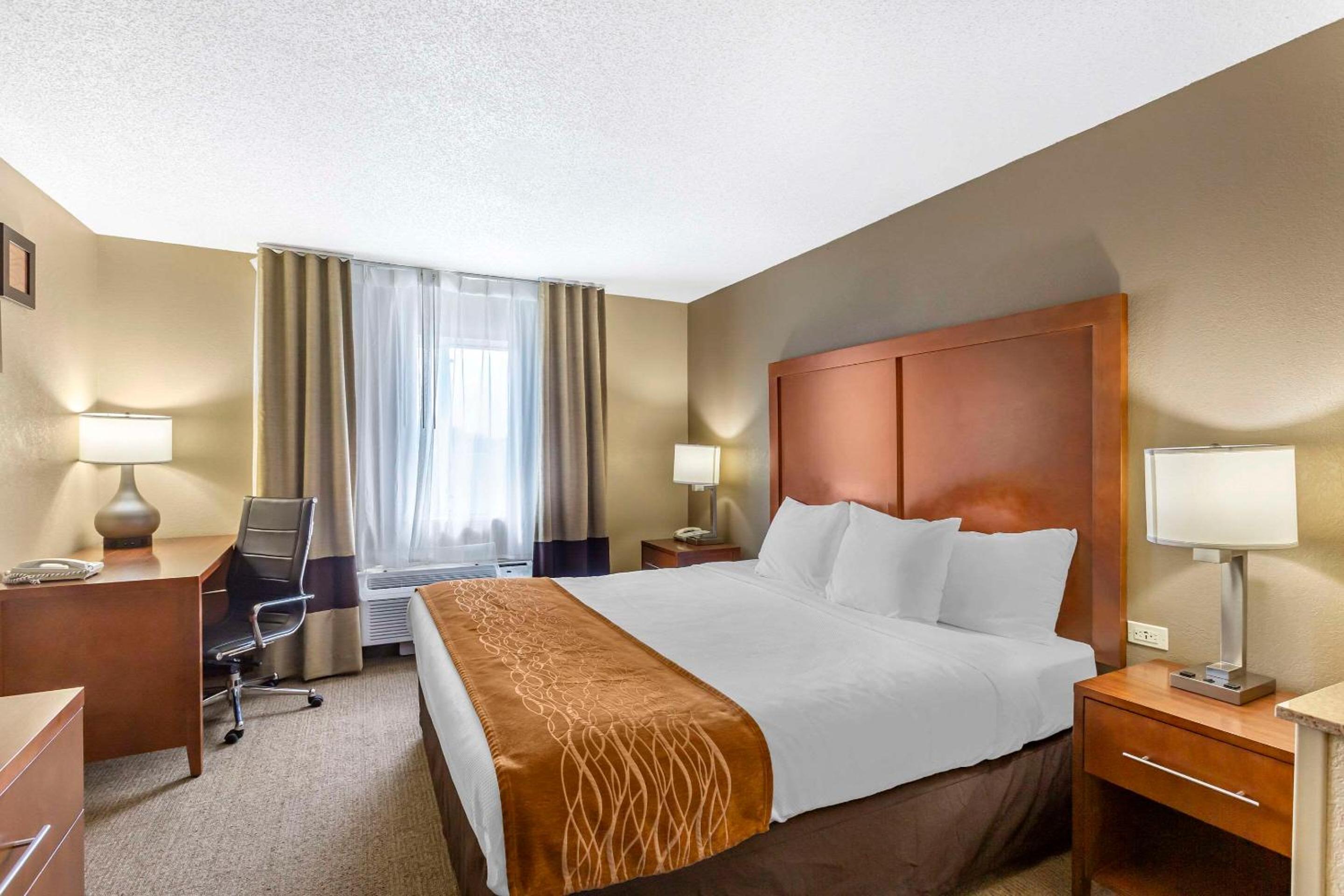 King Room - Non-Smoking - Photo 3
