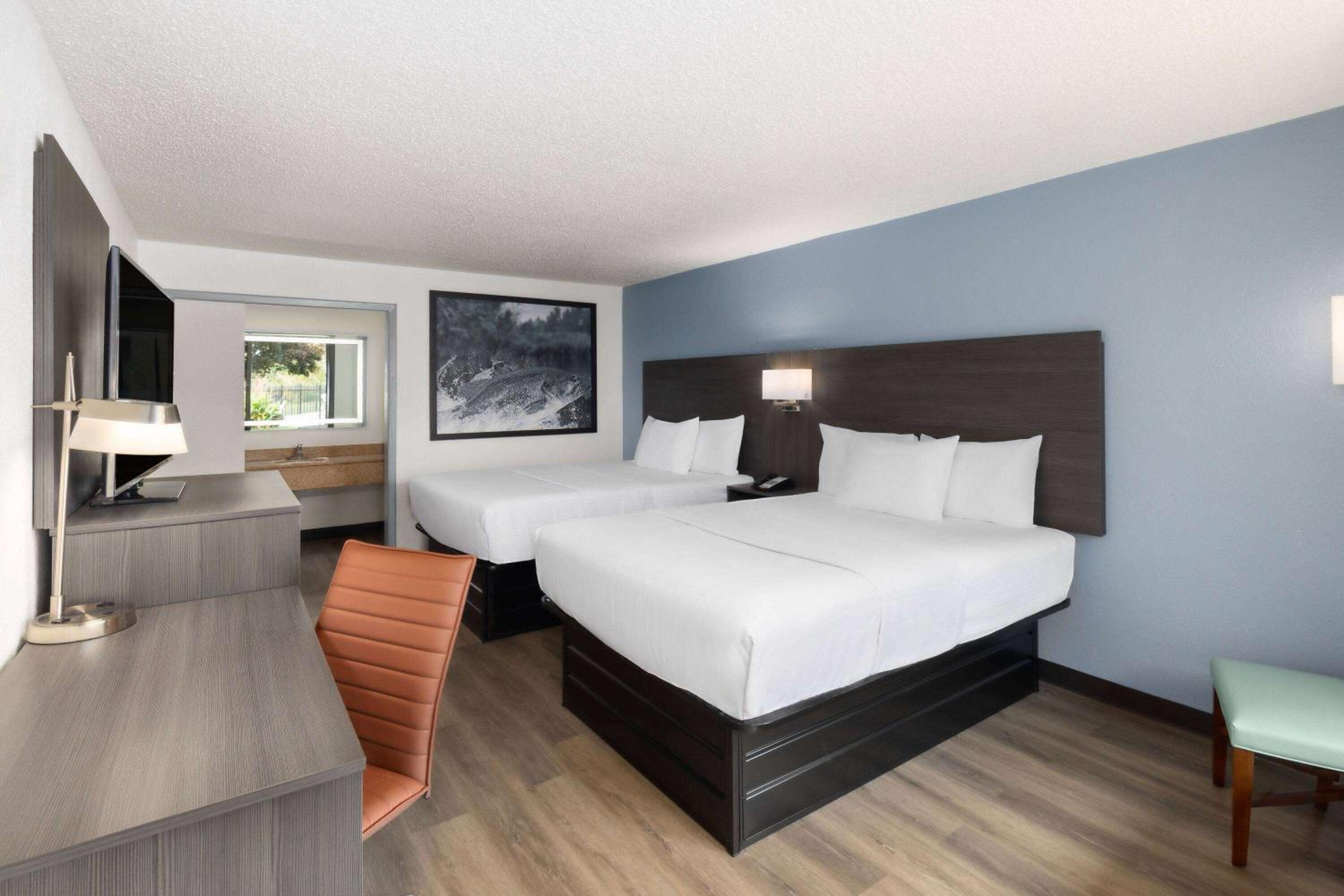 Queen Room with Two Queen Beds - Non-Smoking - Photo 1