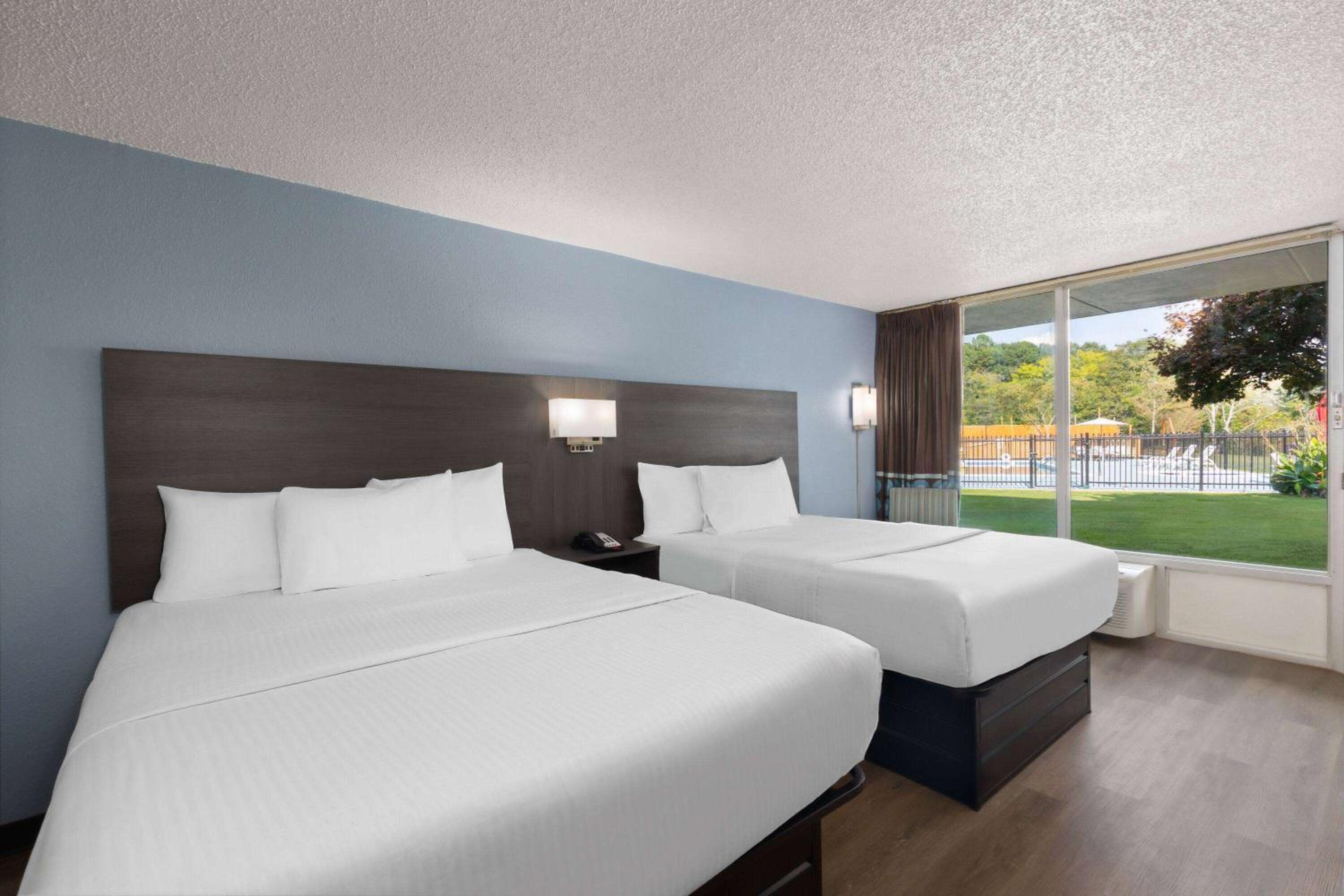 Queen Room with Two Queen Beds - Non-Smoking - Photo 4