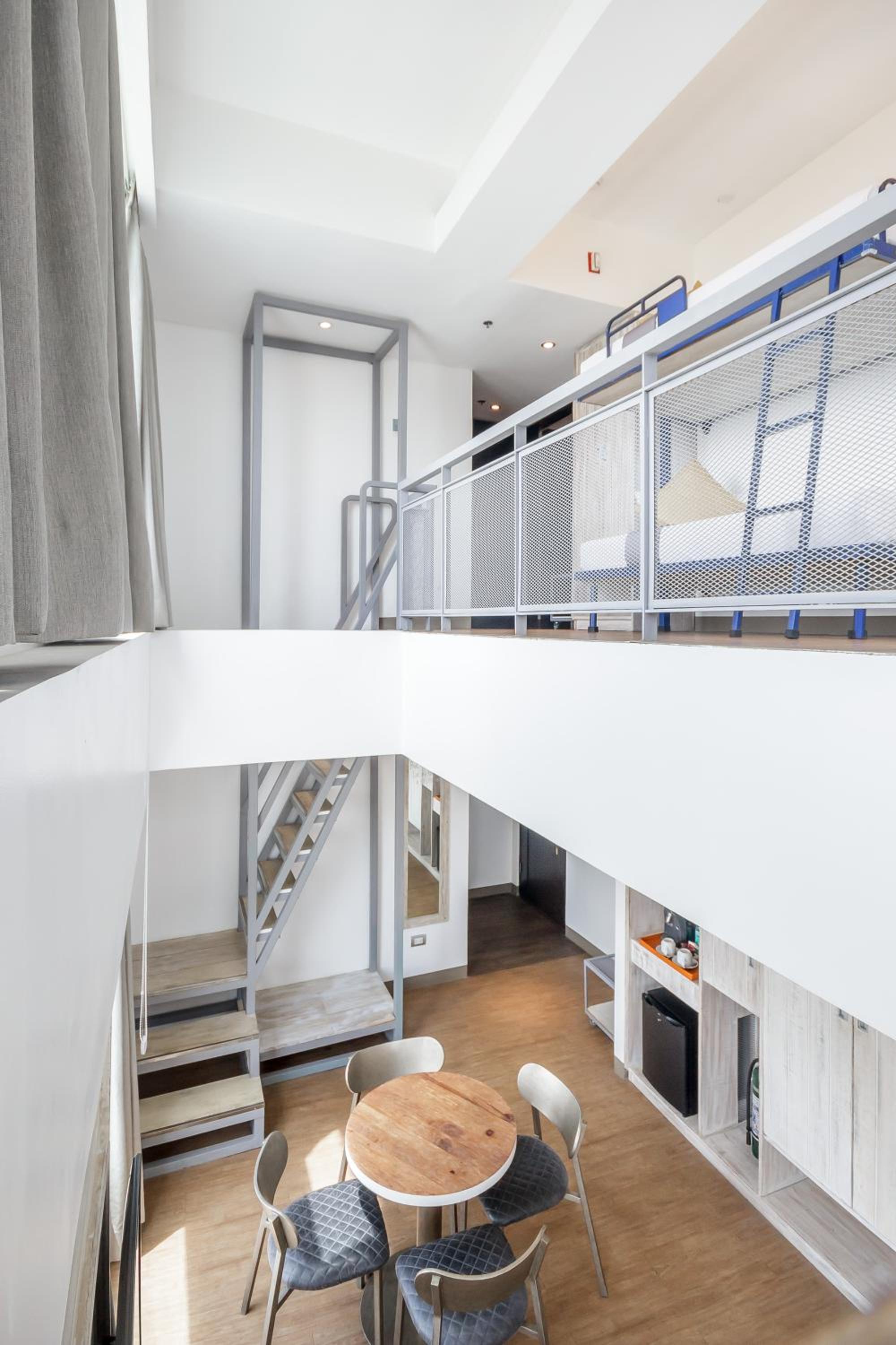 1 Queen and 1 Bunk Bed Family Loft Bay View - Photo 10