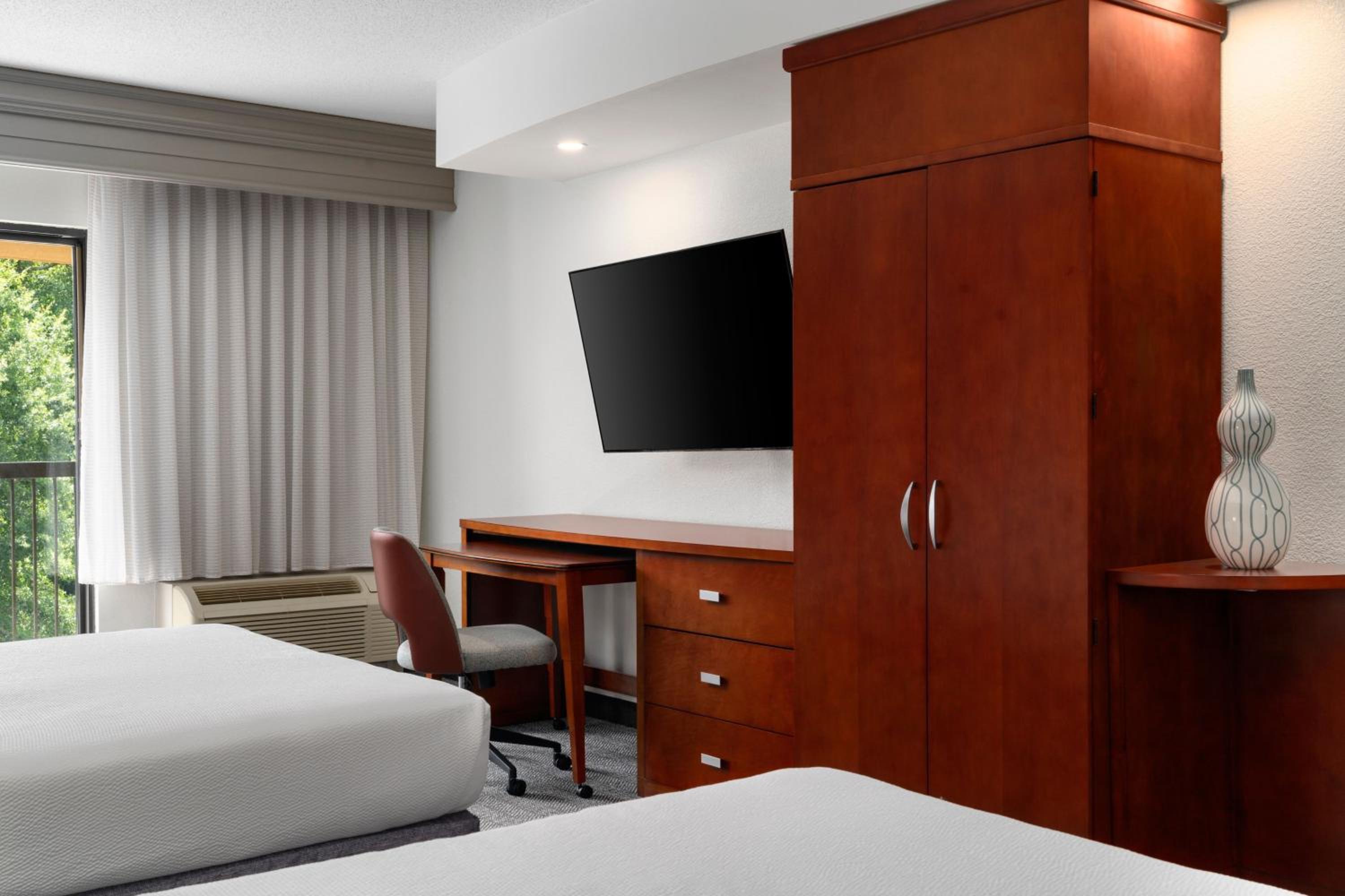Queen Room with Two Queen Beds - Photo 5