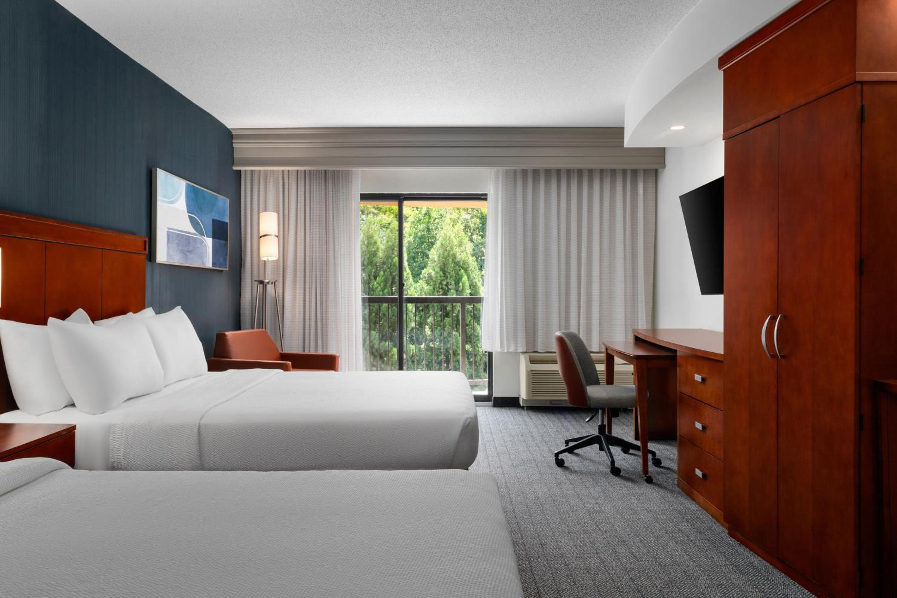 Queen Room with Two Queen Beds - Photo 4