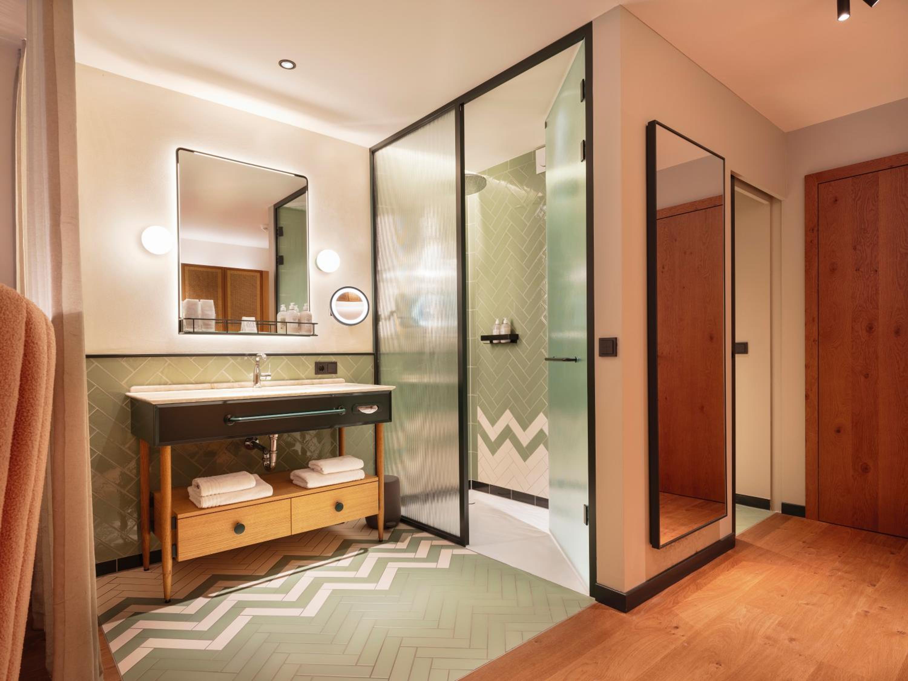 Deluxe King Room - Photo 4