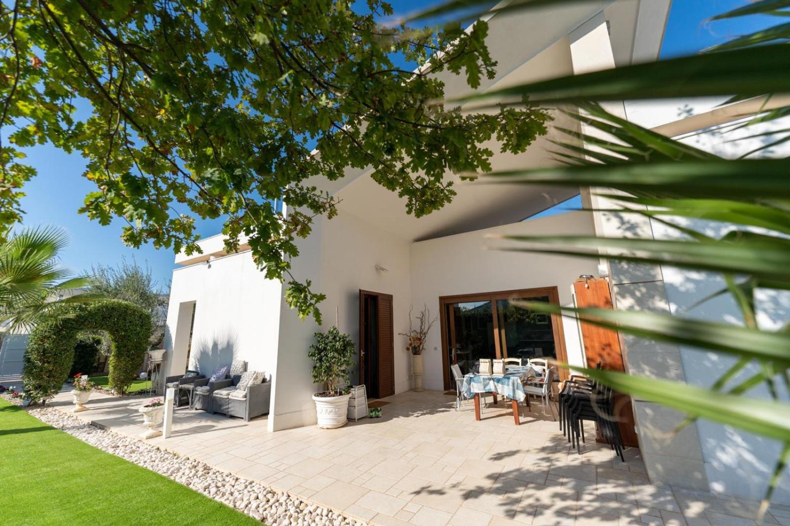 Villa with Garden View - Photo 12