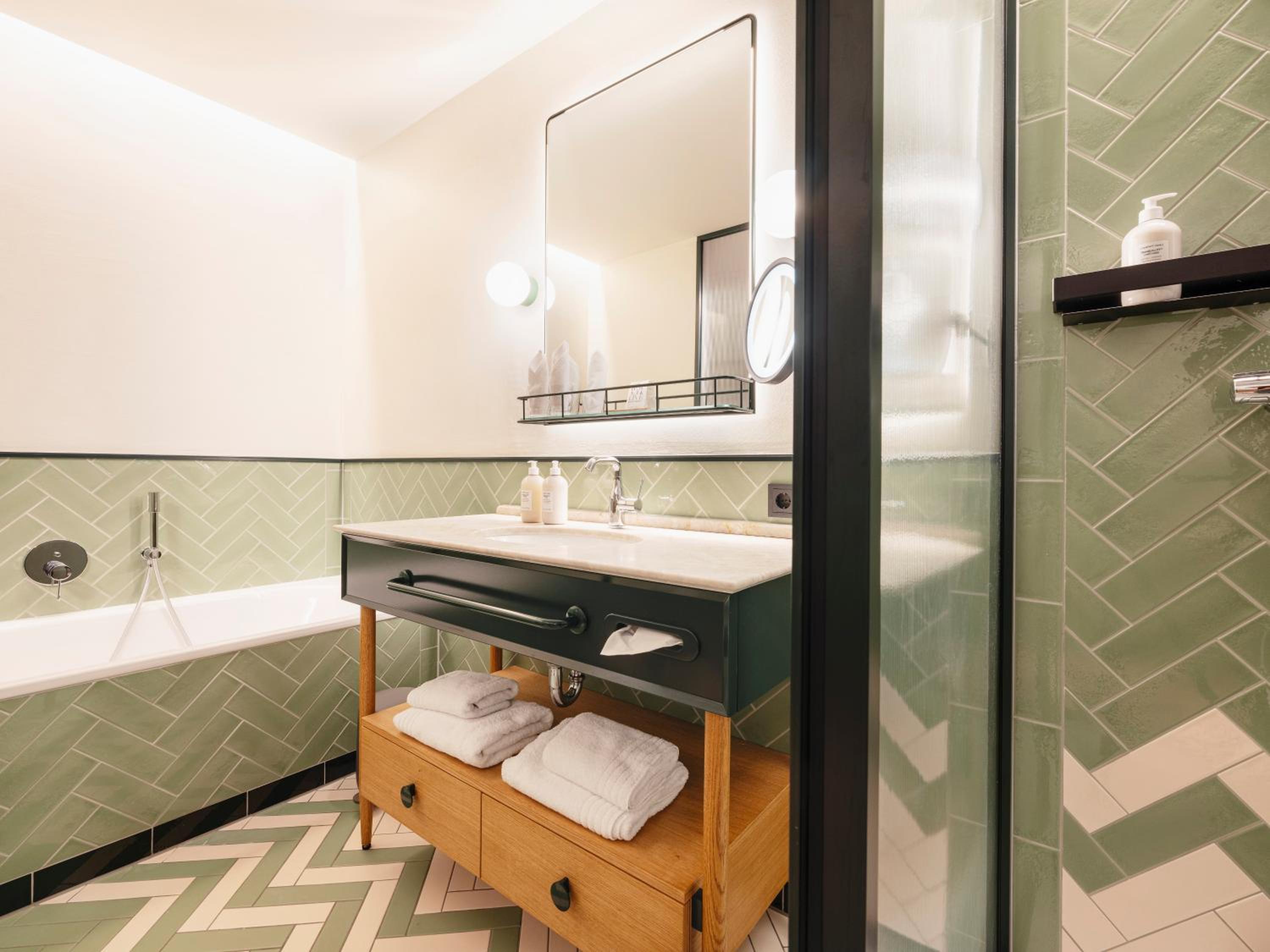 King Suite with Balcony - Photo 4