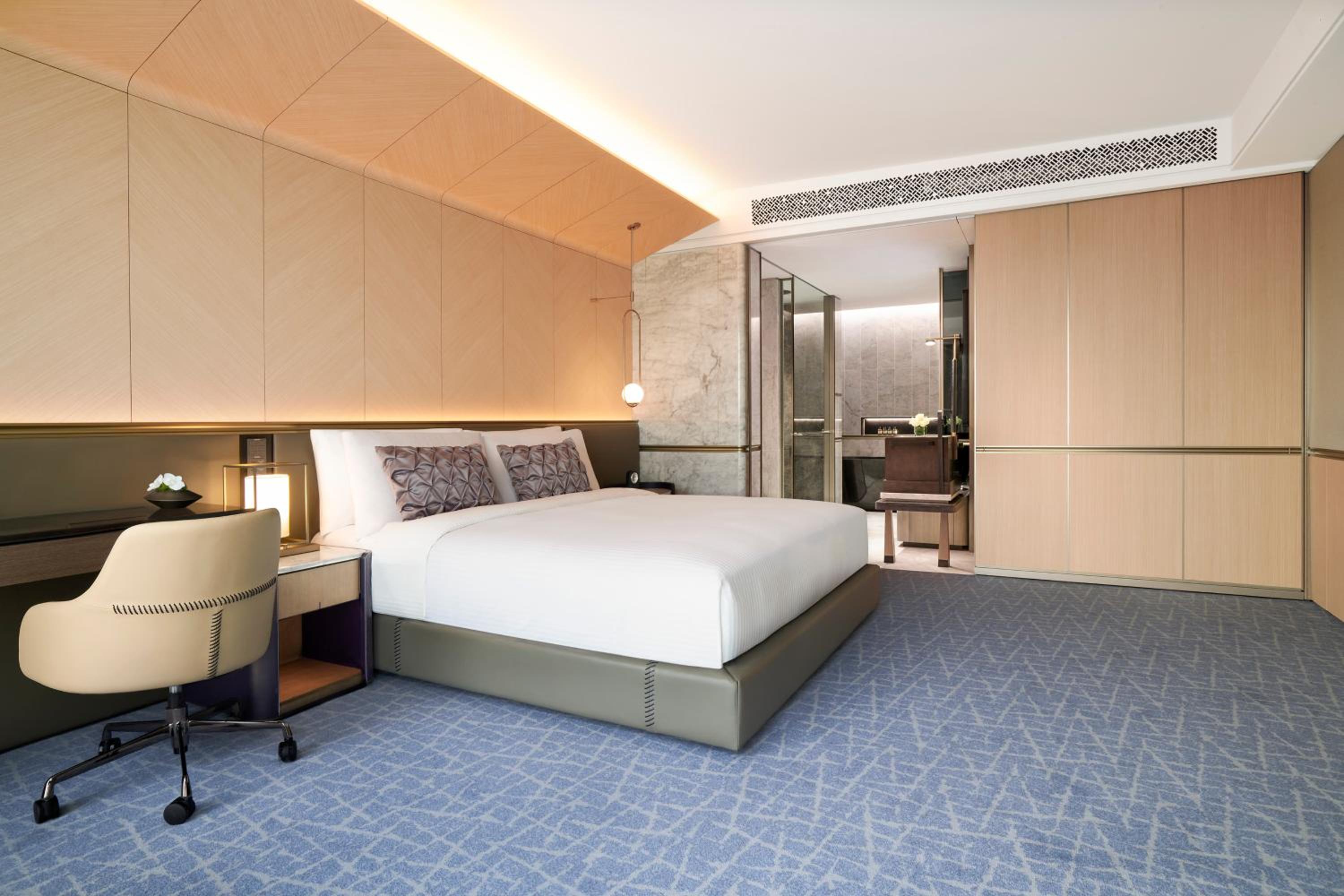 Deluxe Large King Room - Photo 3