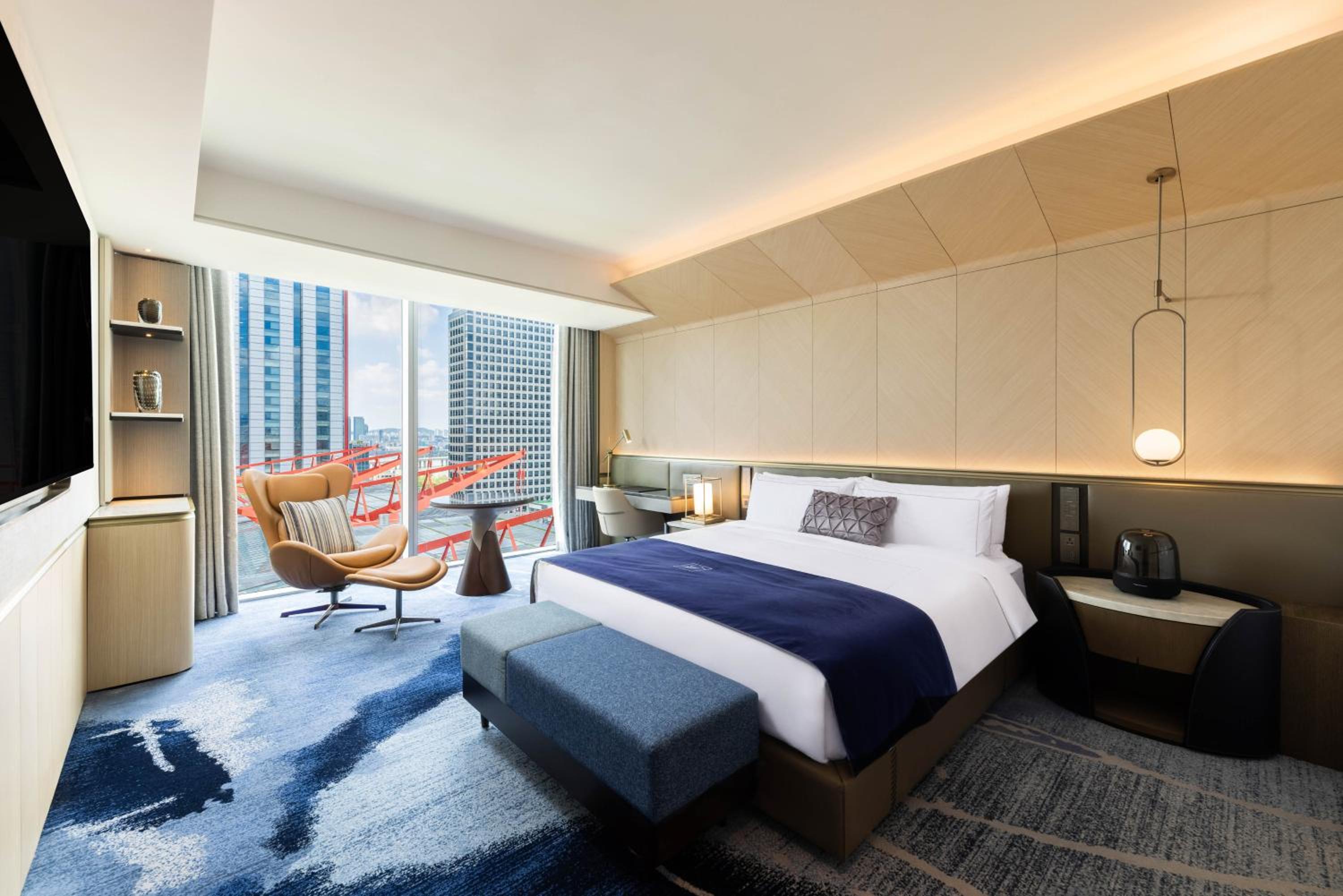 One-Bedroom Signature King Suite with Panorama View