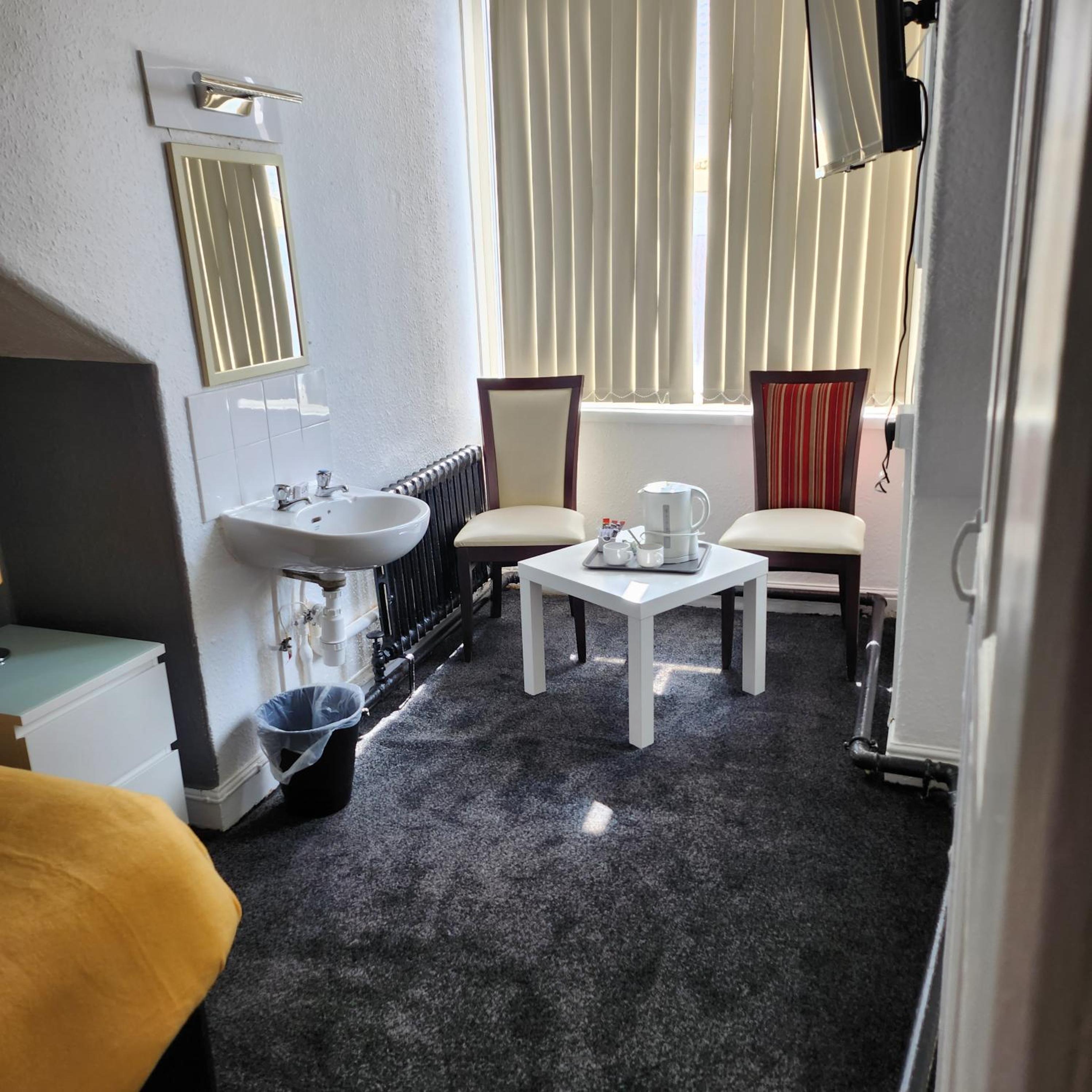 Double Room with Shared Bathroom photo 2