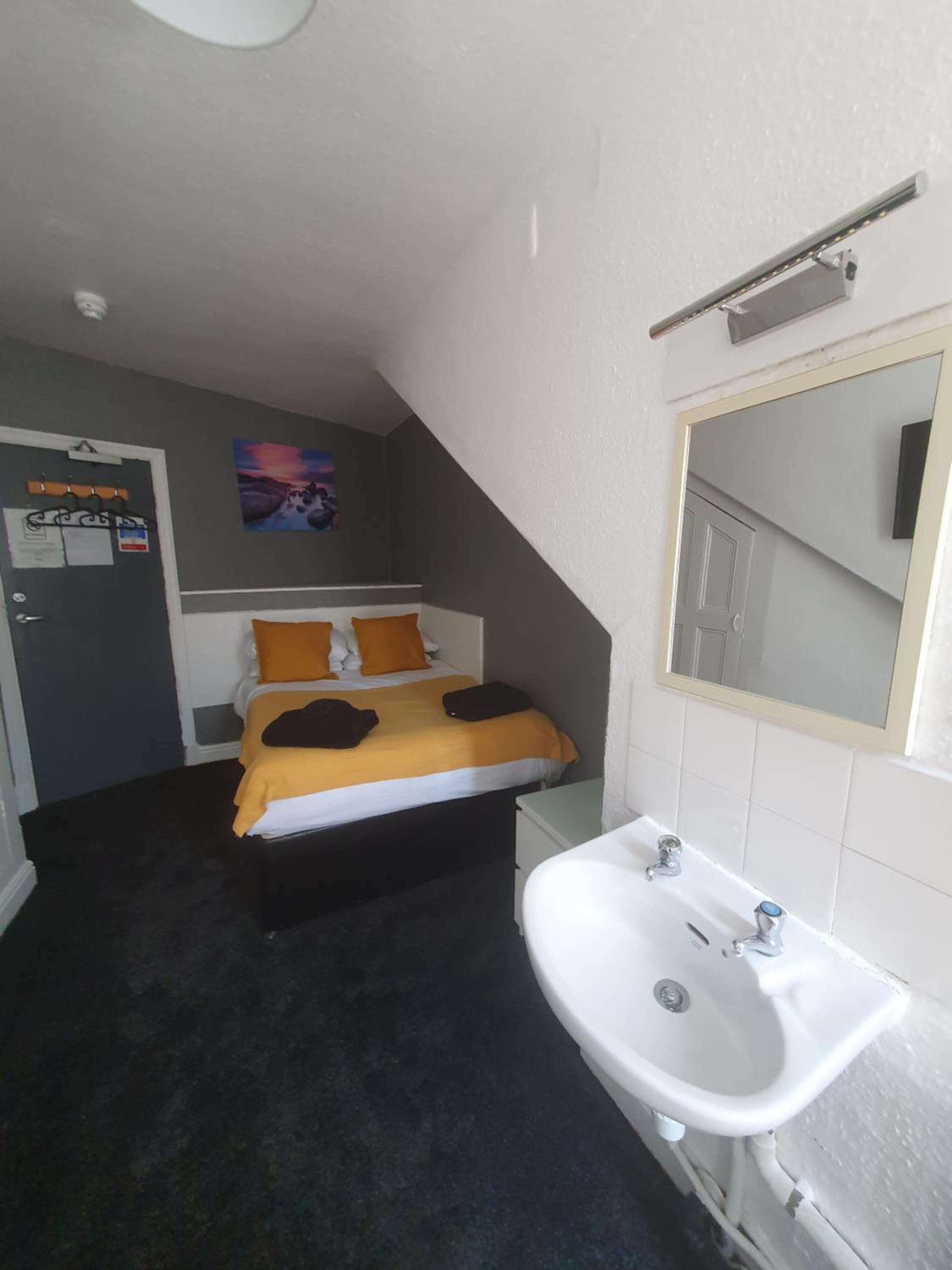 Double Room with Shared Bathroom photo 3