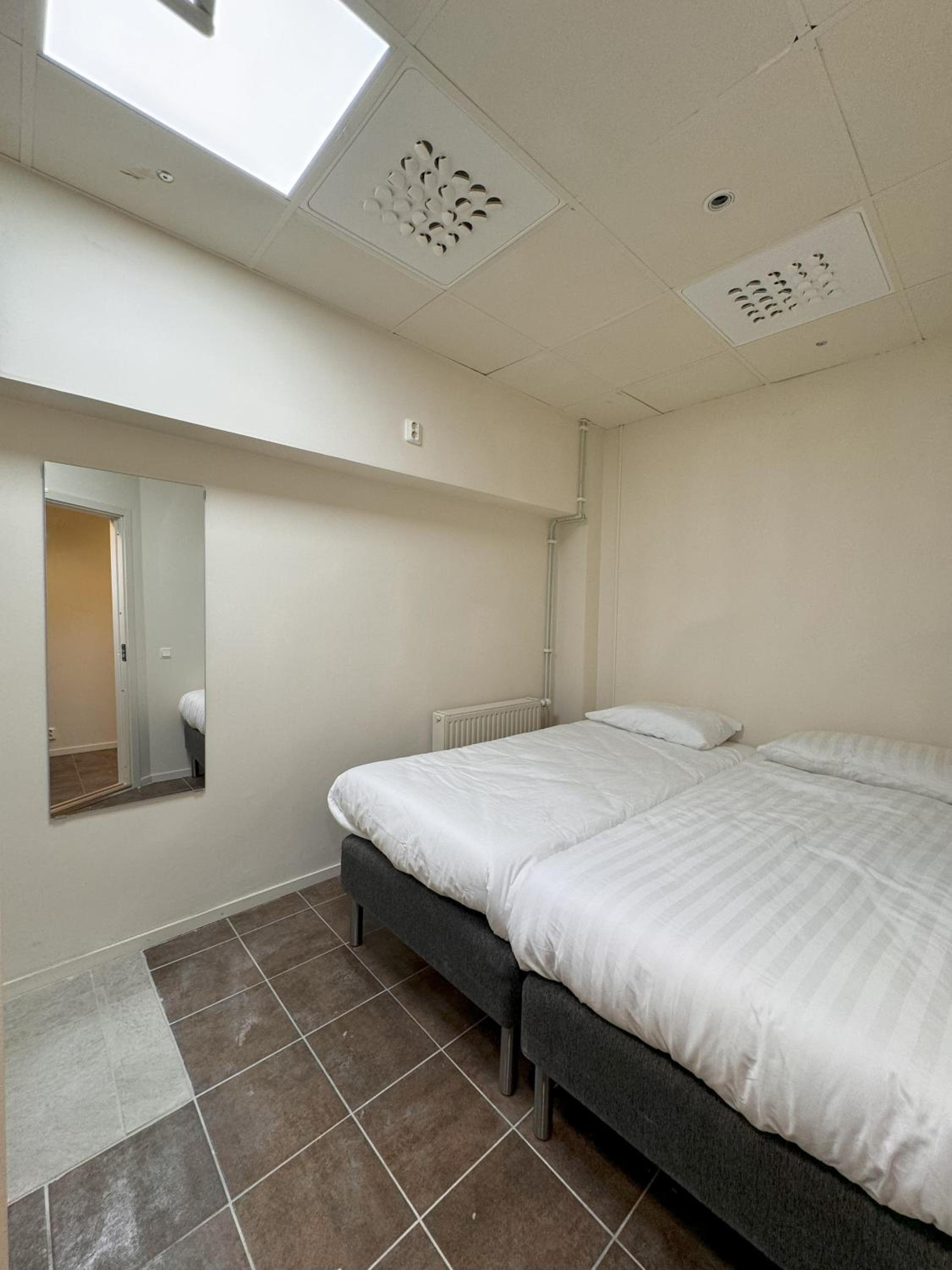 Twin Room thumbnail 6
