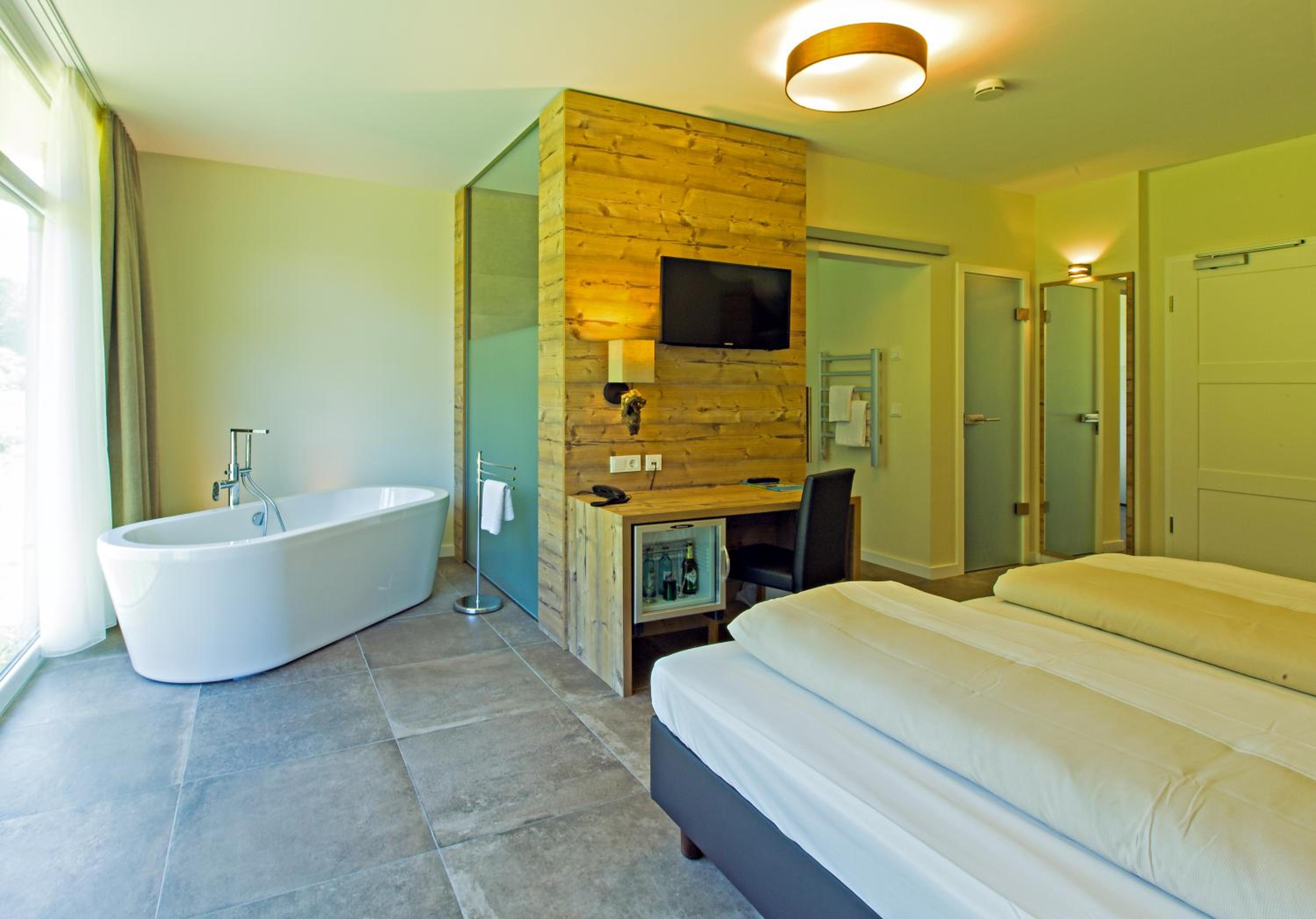 Deluxe Double Room with Bath photo 3