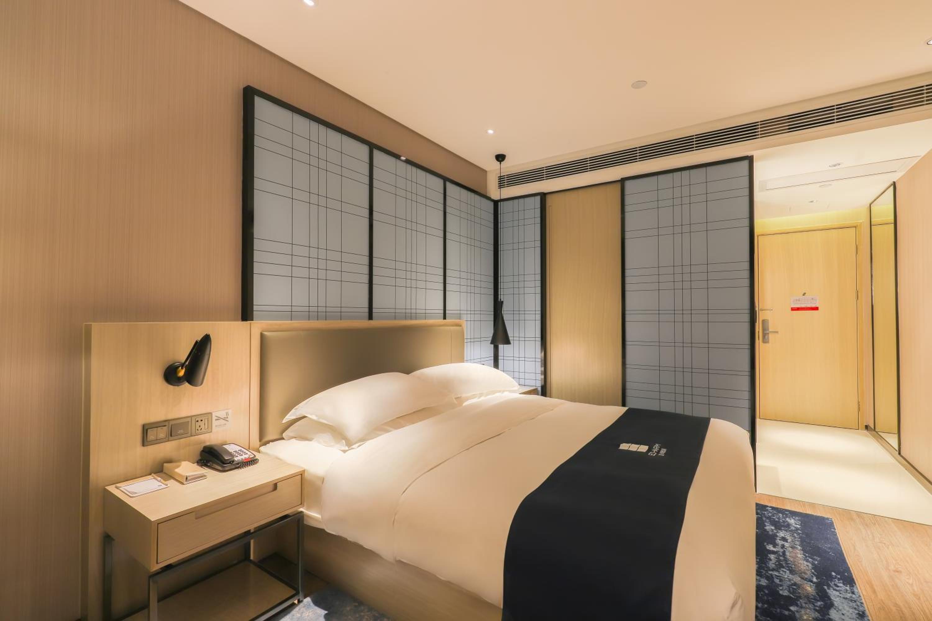 Deluxe Queen Room photo 2