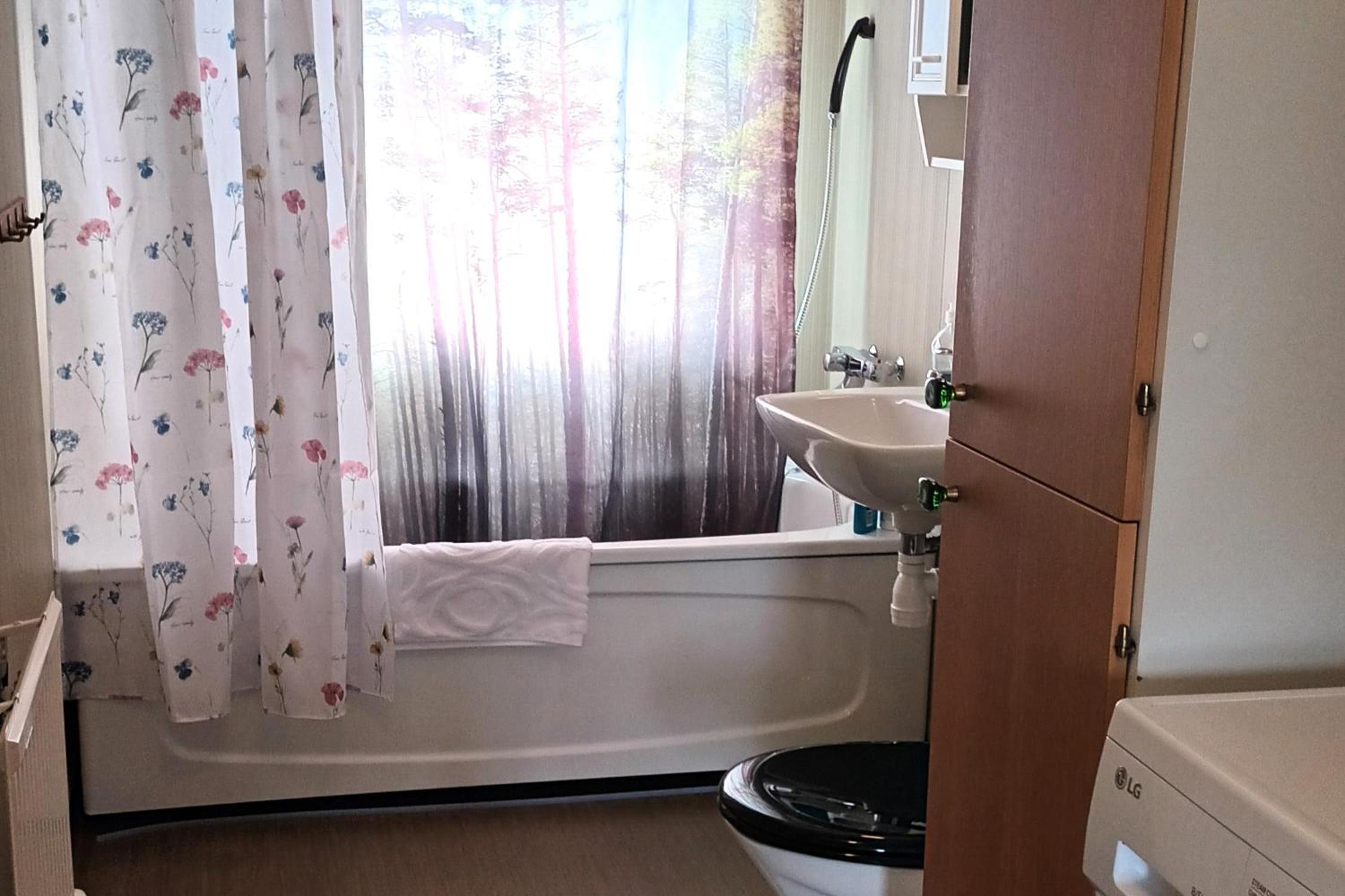Twin Room with Shared Bathroom photo 2