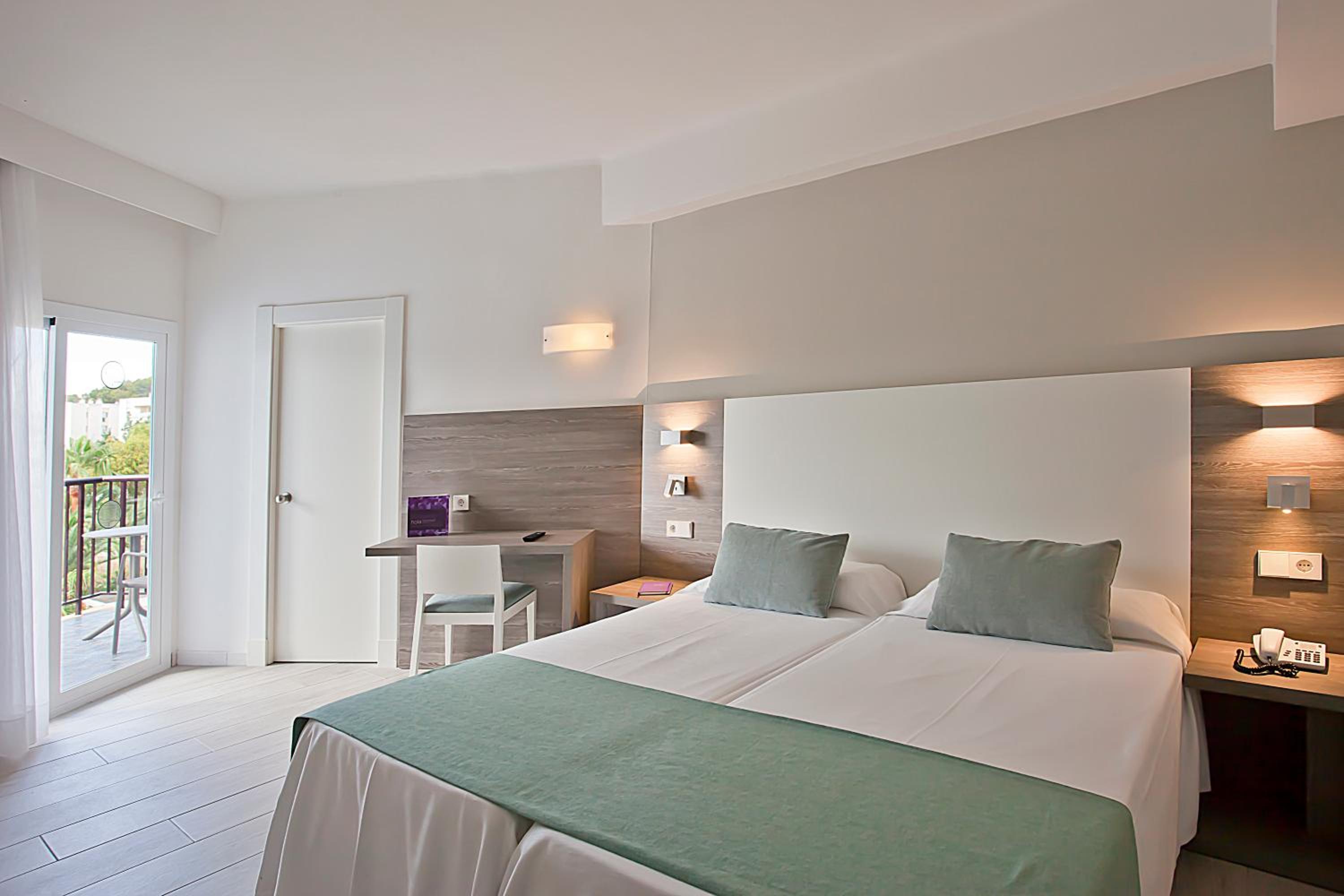 Double Room with Balcony (2 Adults + 1 Child)
