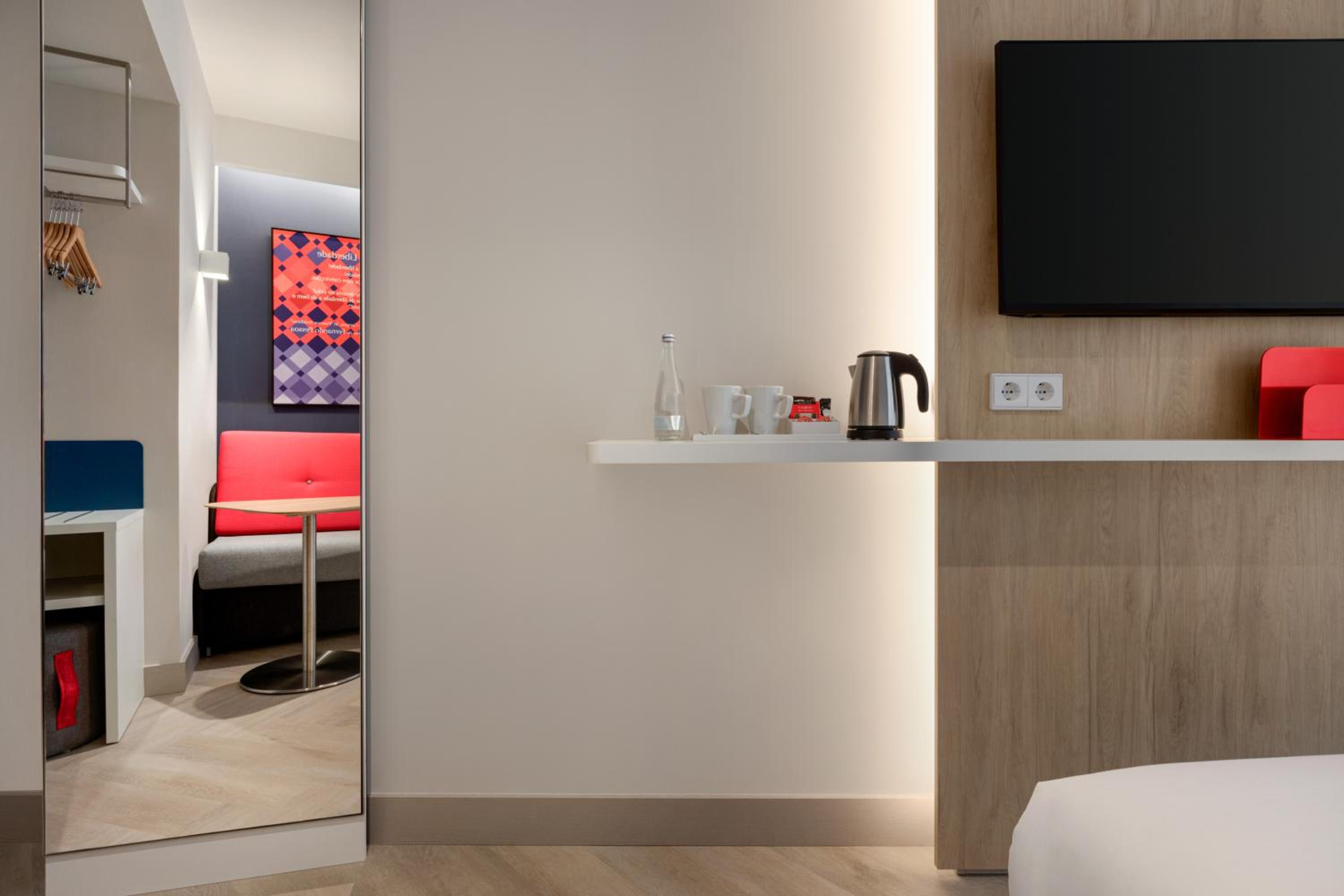 Standard Queen Room with Single Sofa Bed - Free Breakfast - Photo 3