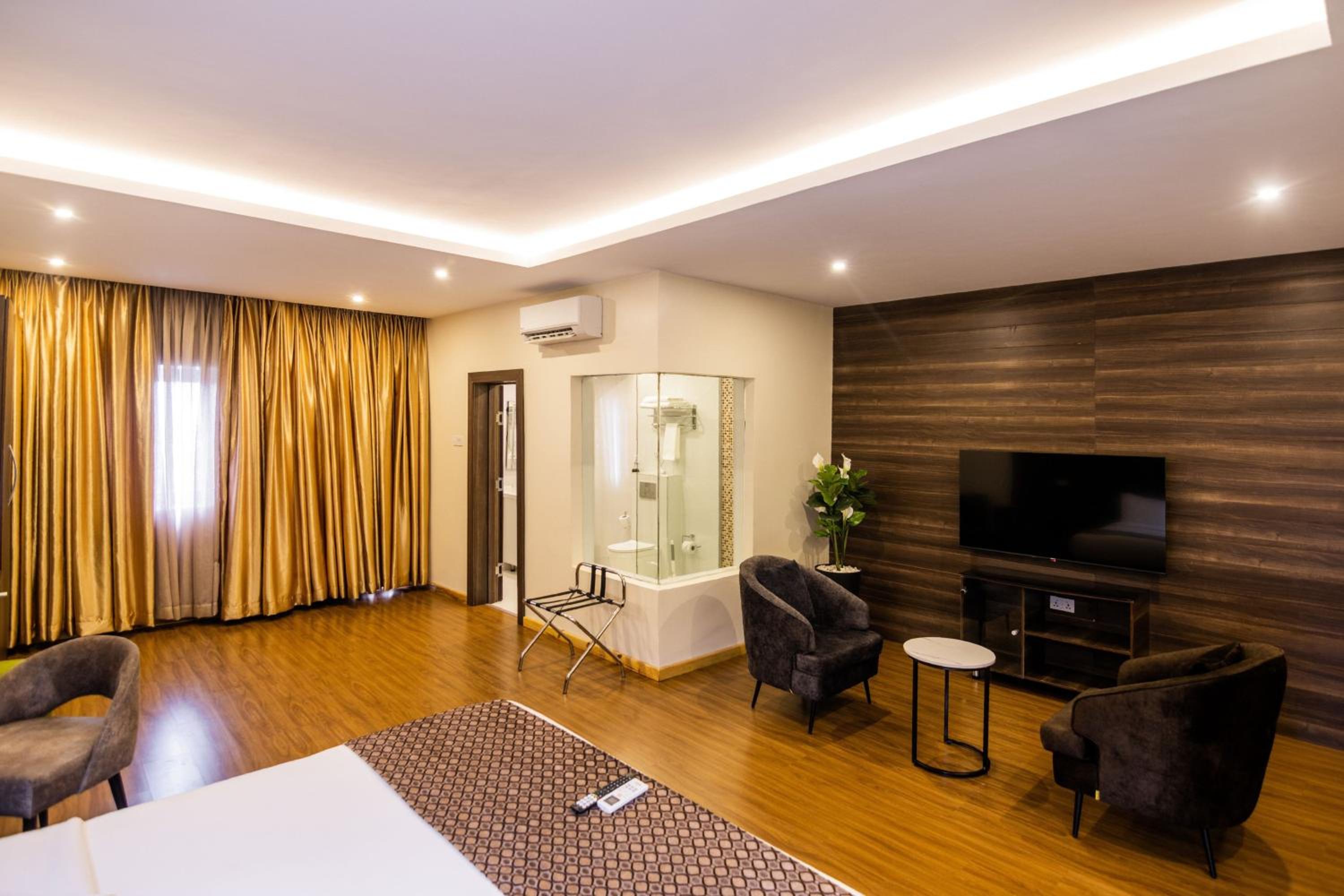 Grand Deluxe King Room with City View photo 2