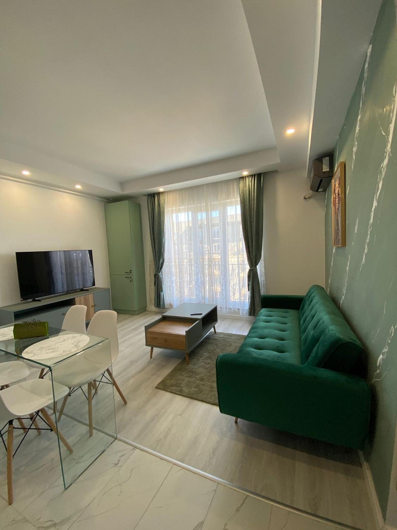 One-Bedroom Apartment photo 1