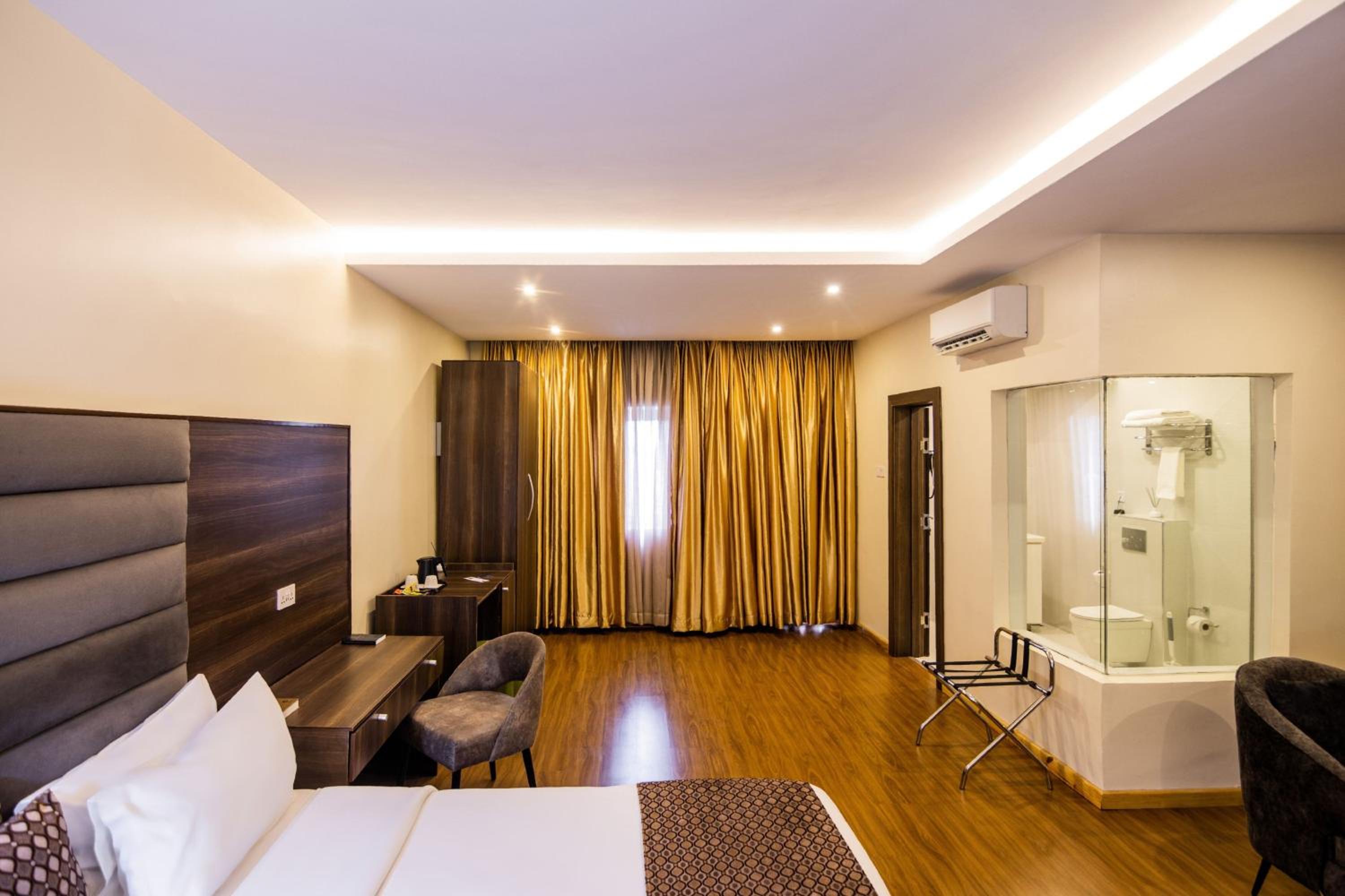 Grand Deluxe King Room with City View photo 3