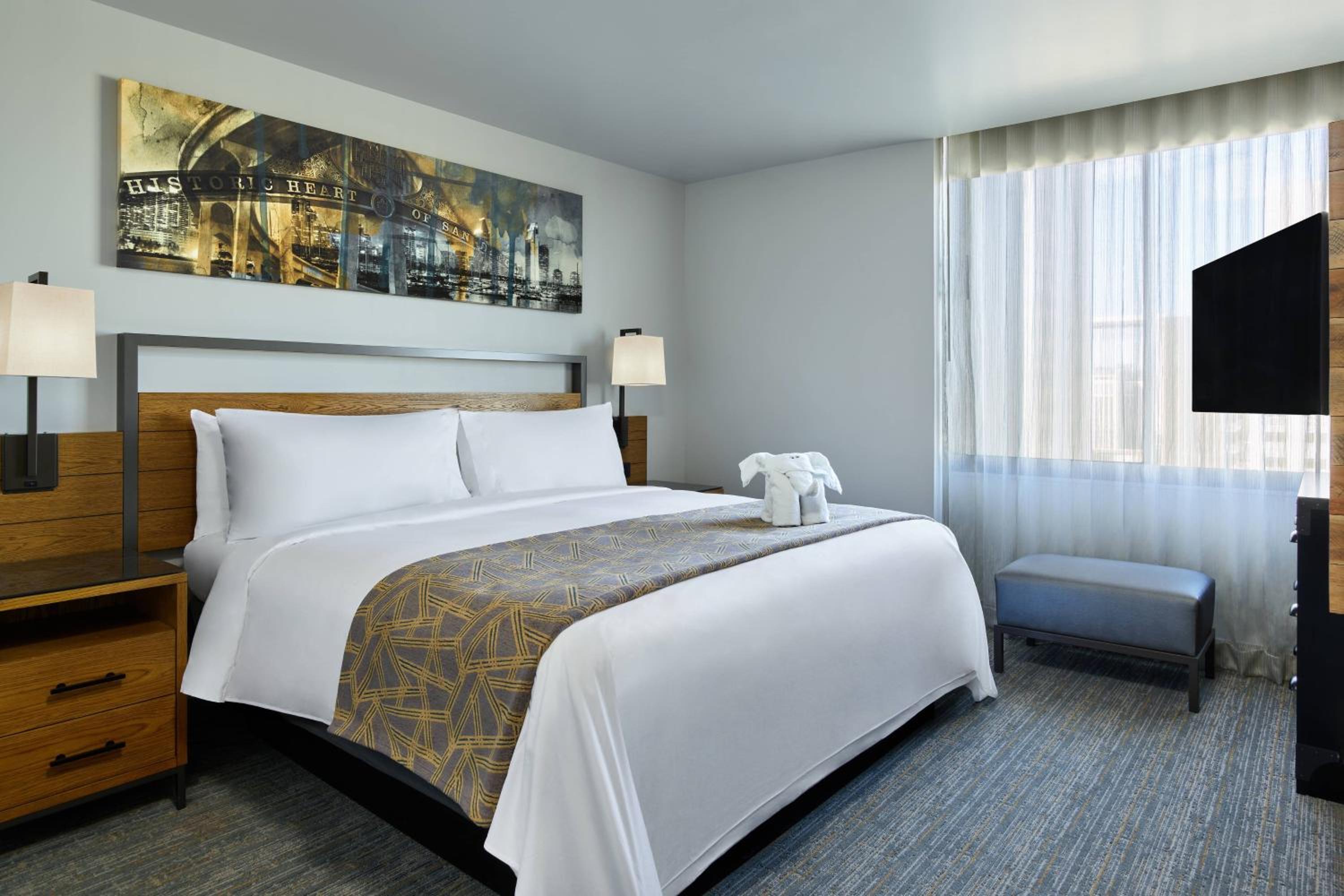 Superior King Suite with Sofa Bed - Photo 3