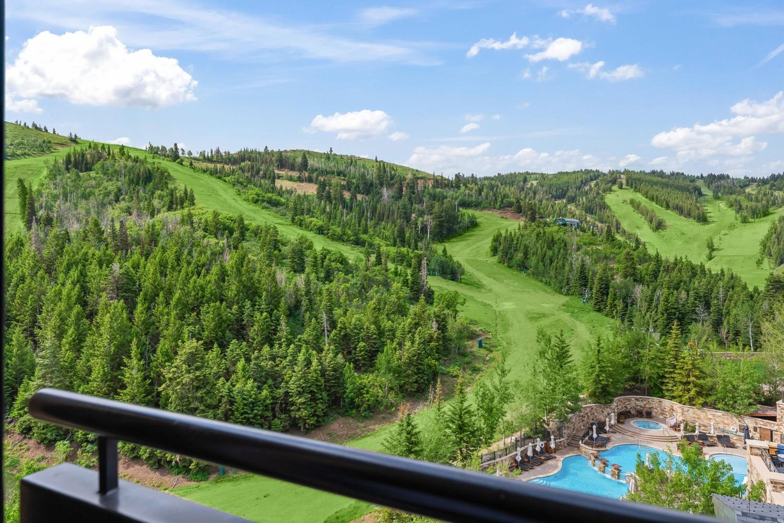 Grand Deluxe, Guest room, 1 King, Slopeside view