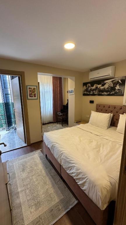 Family Room with Balcony photo 1