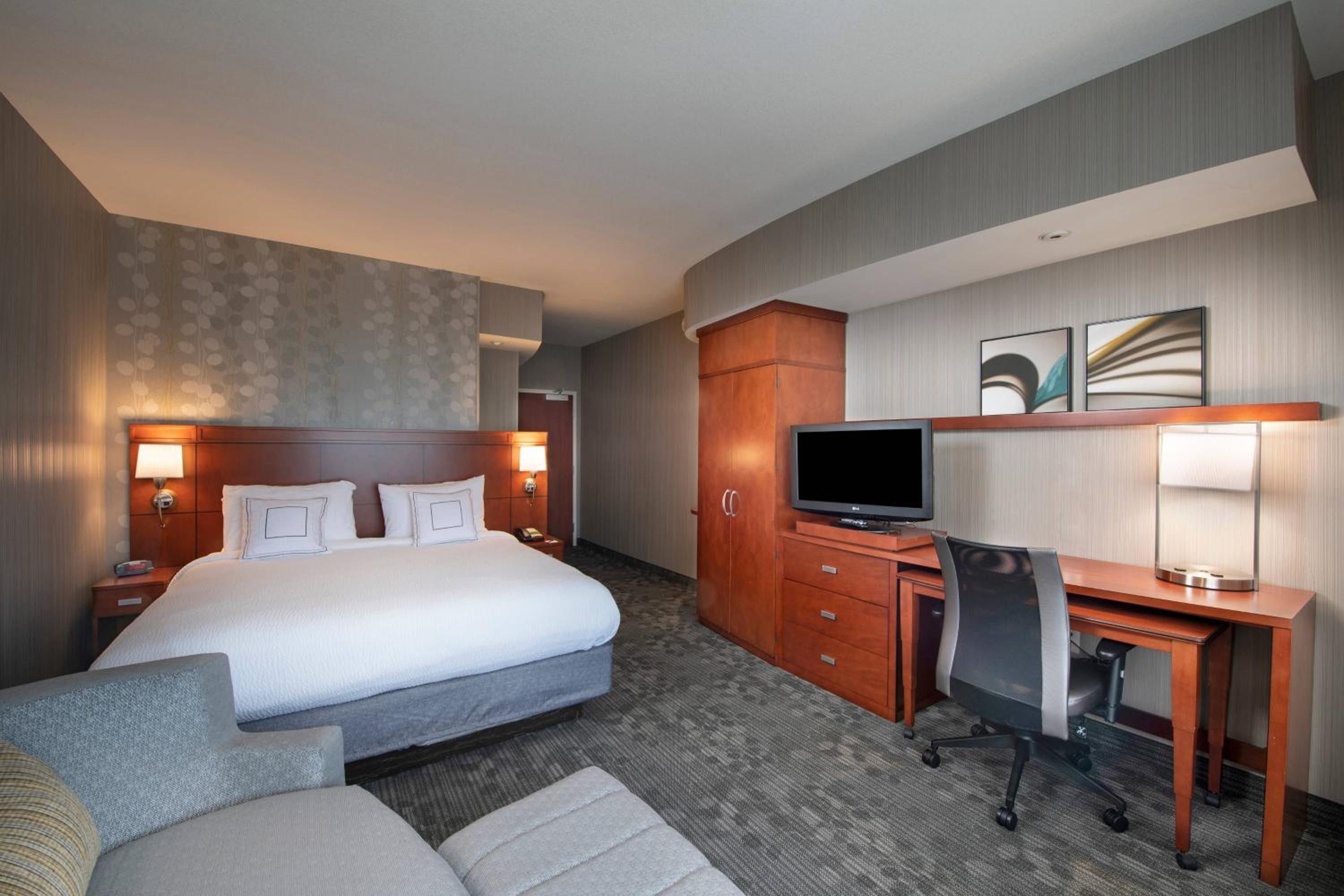 King Room with Sofa Bed at Courtyard Atlanta McDonough in McDonough