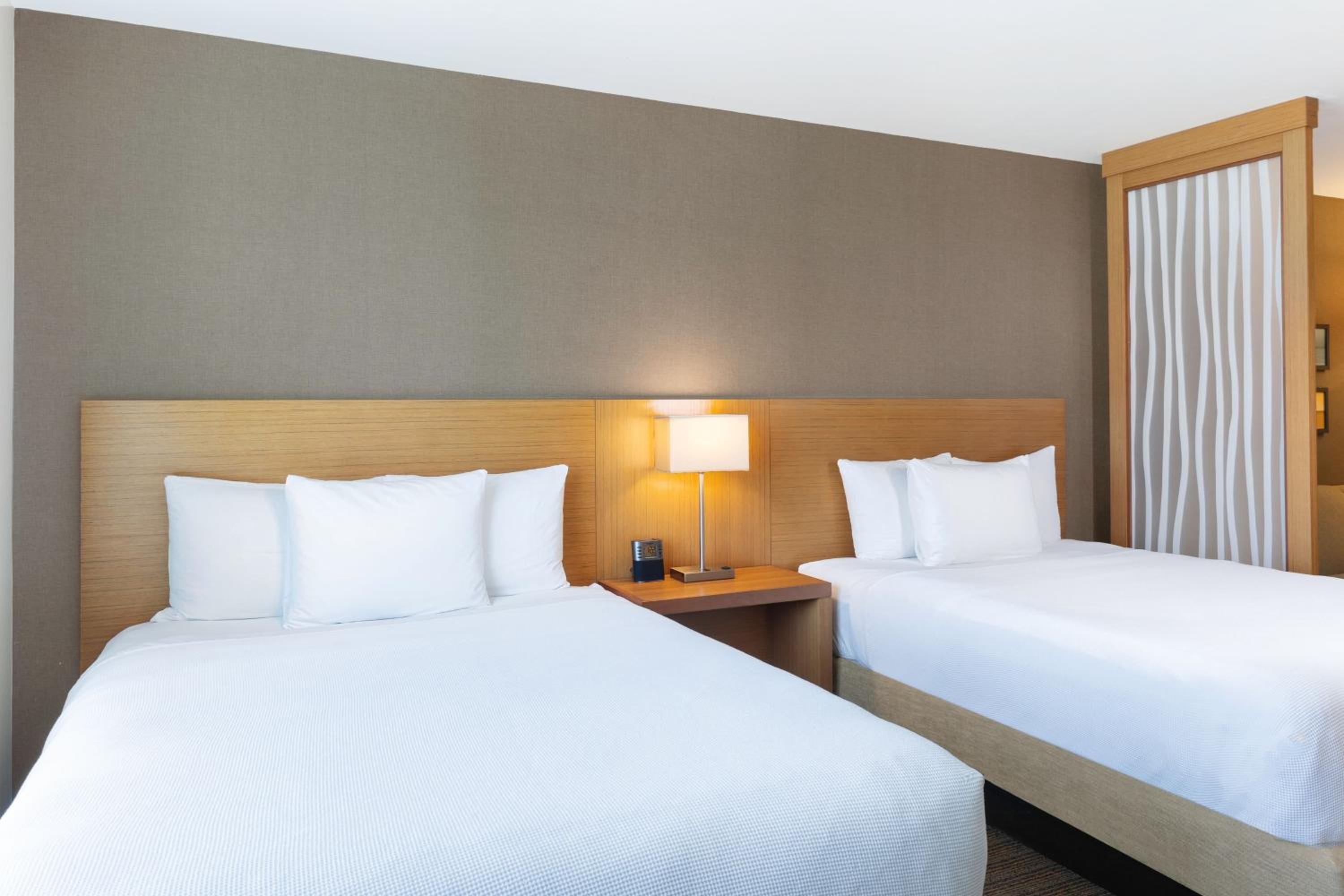 Queen Room with Two Queen Beds with Sofa Bed and City View photo 2