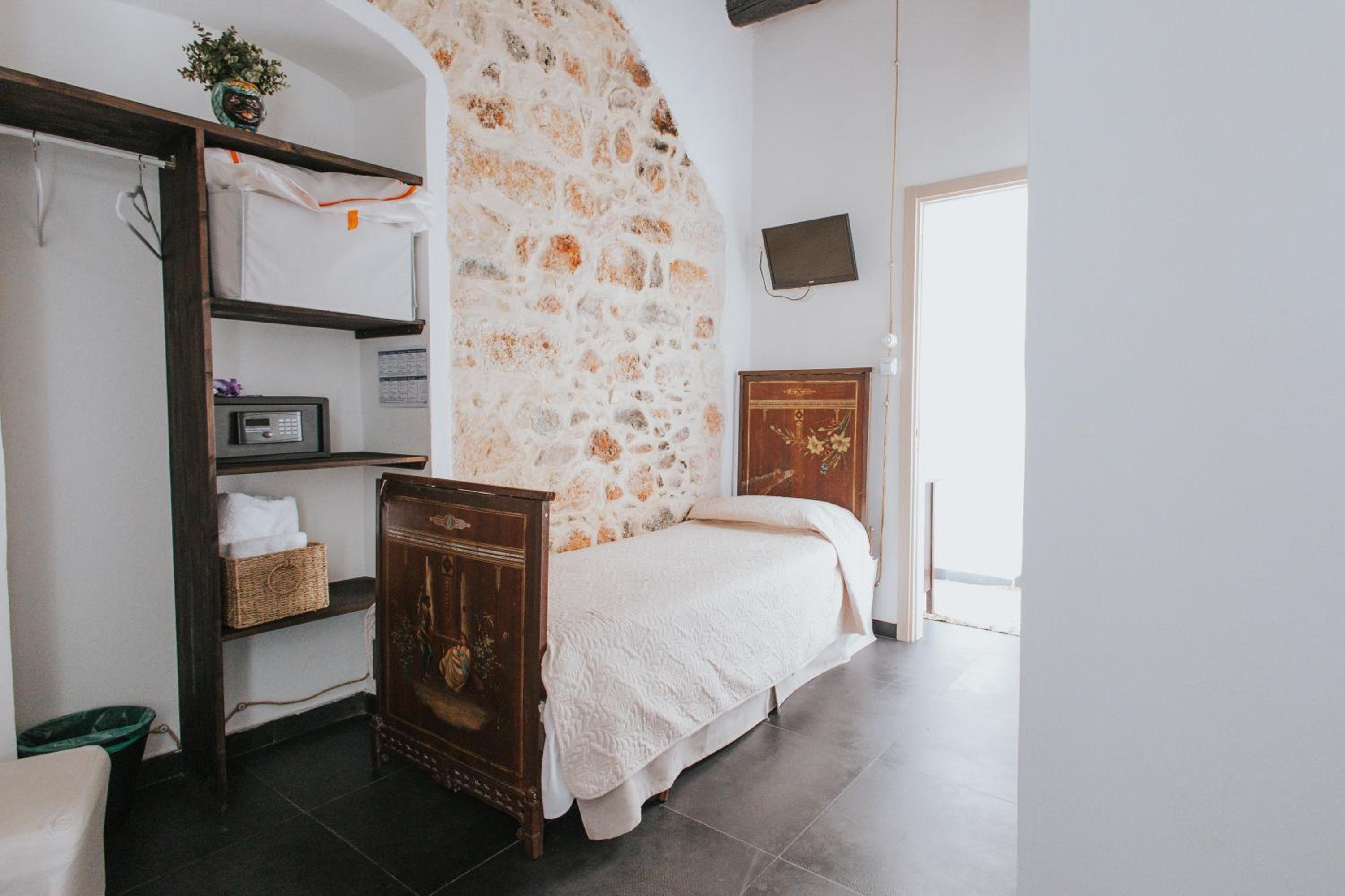 Single Room with Private Bathroom photo 1