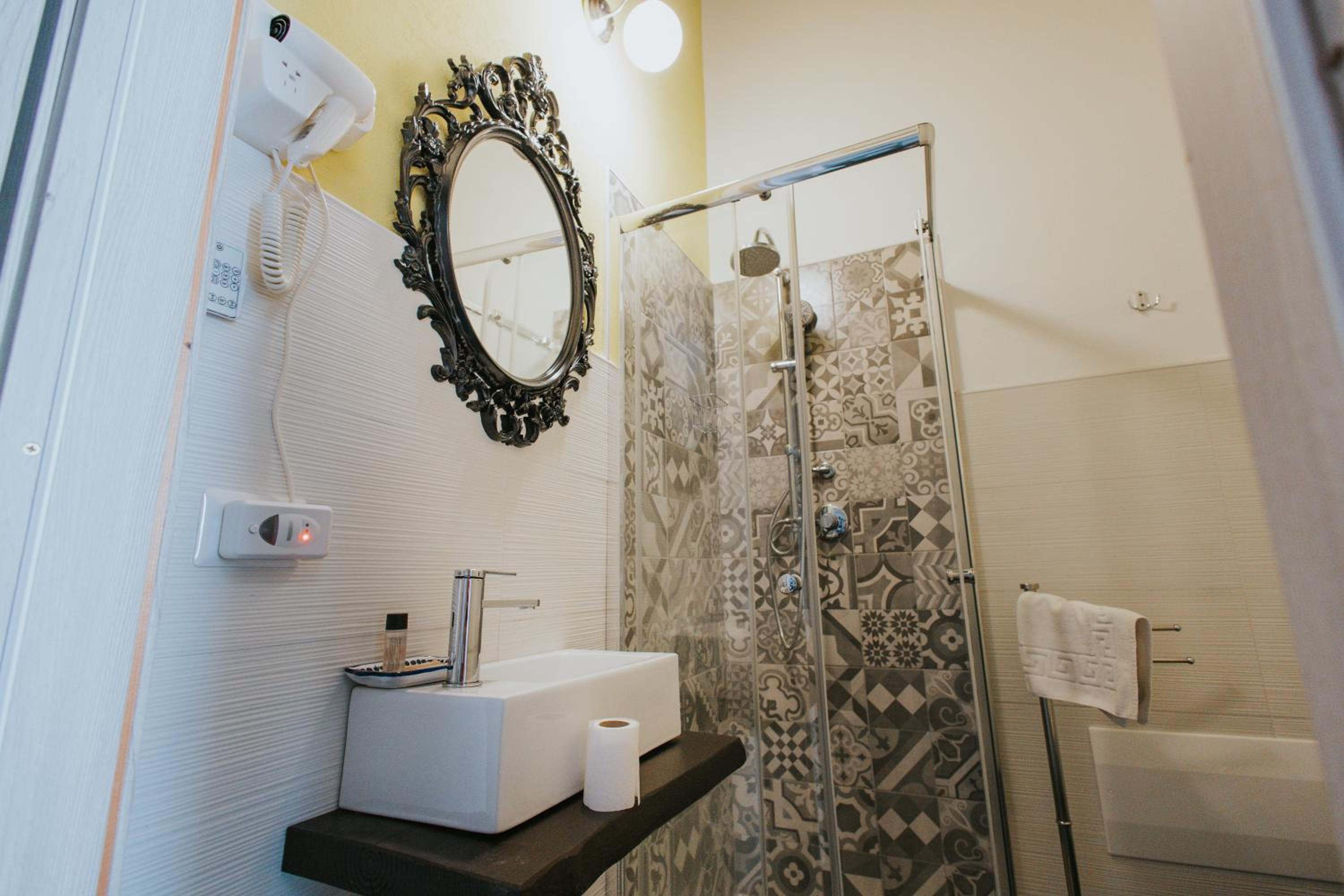Single Room with Private Bathroom photo 2