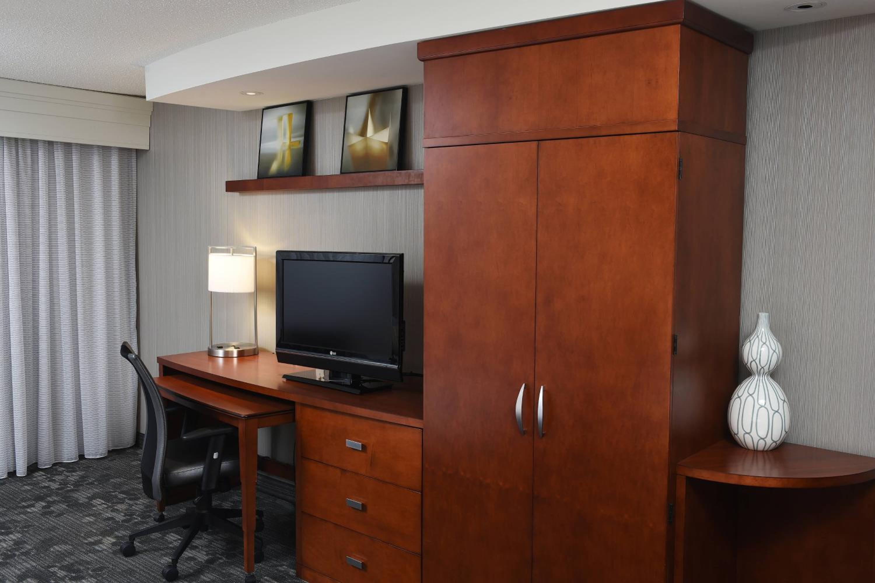 King Room with Sofa Bed - Photo 2