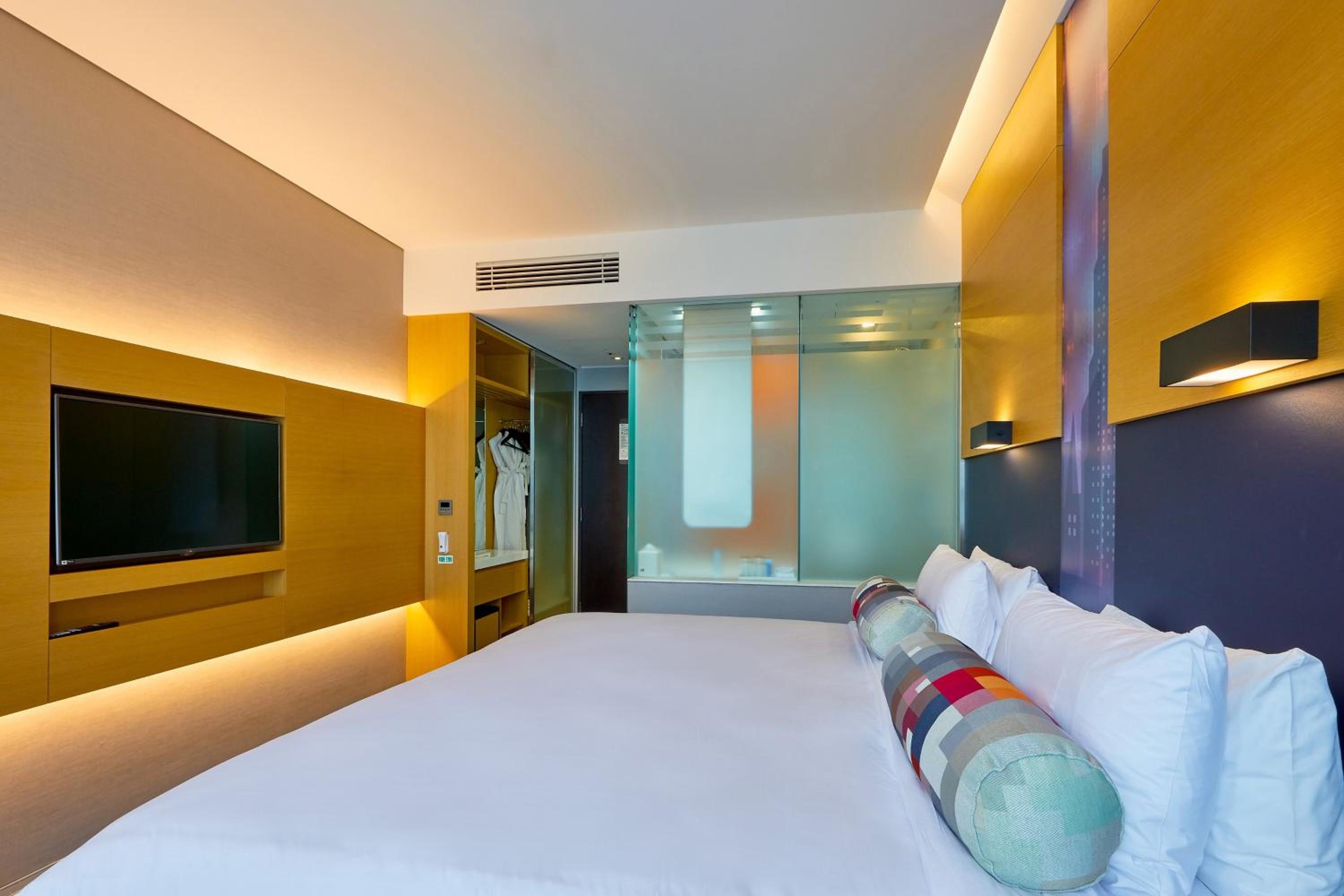 Chic Urban Hollywood, Guest room, 1 King, City view photo 2