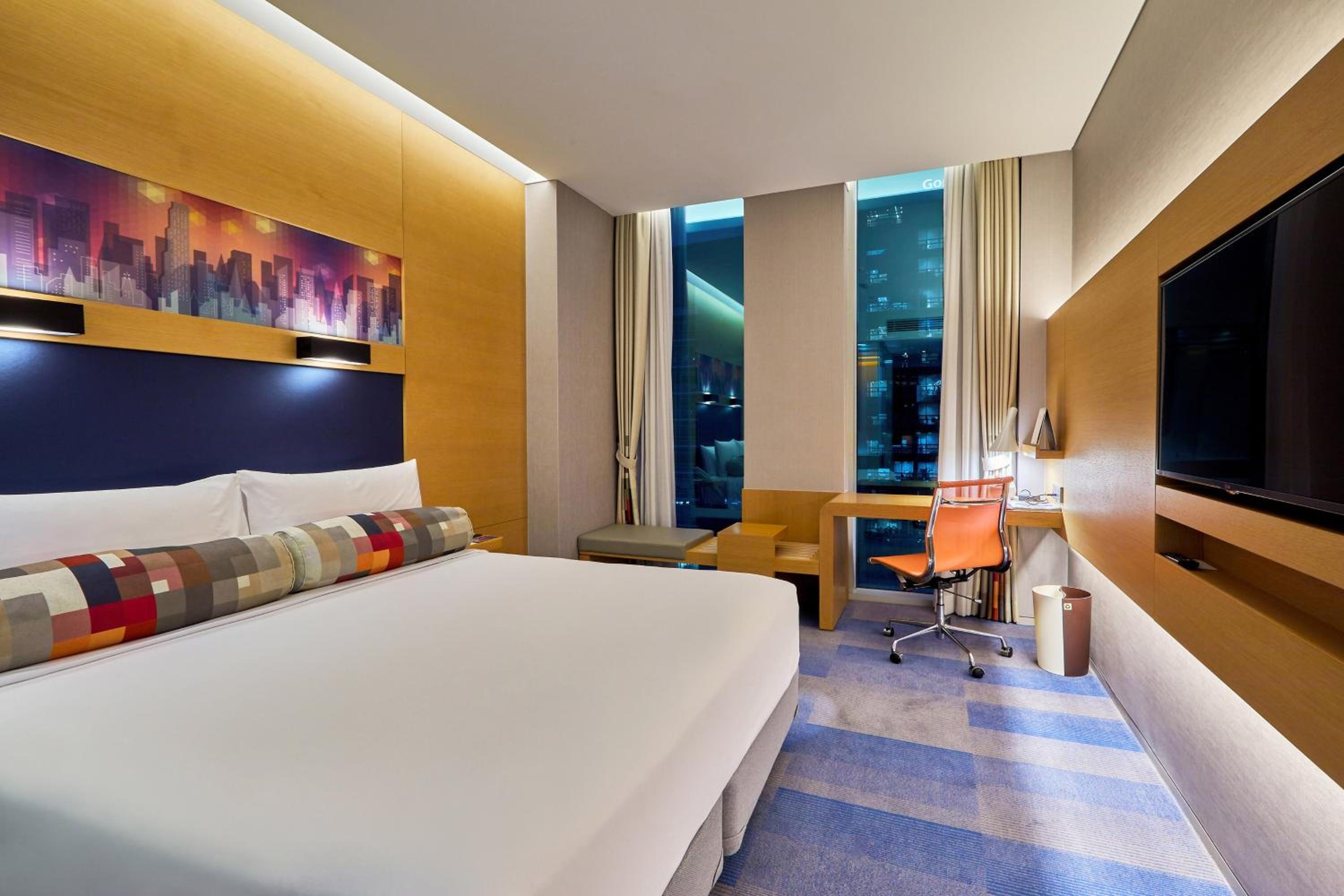 Chic Urban Hollywood, Guest room, 1 King, City view photo 3