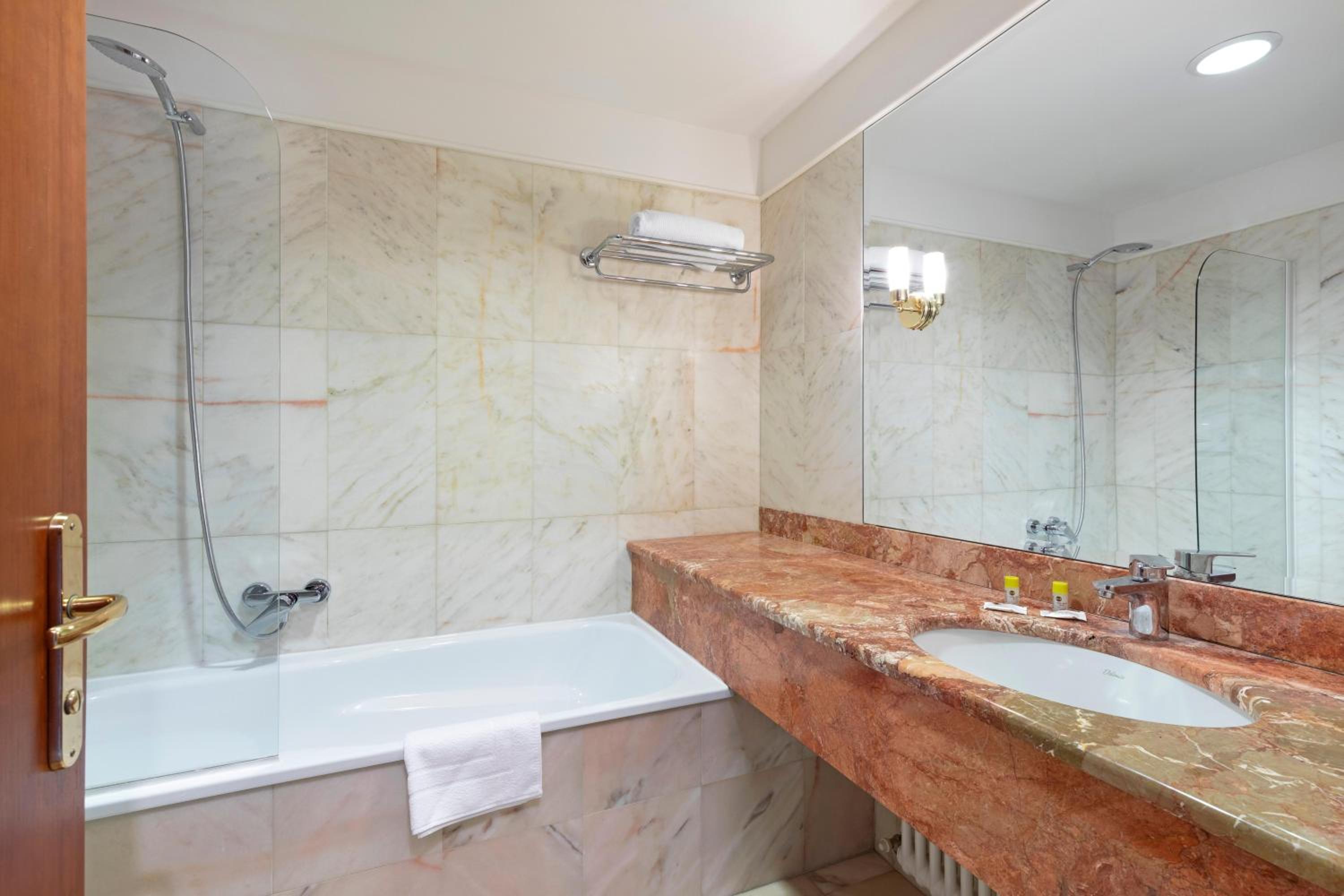 Double Room - Photo 5