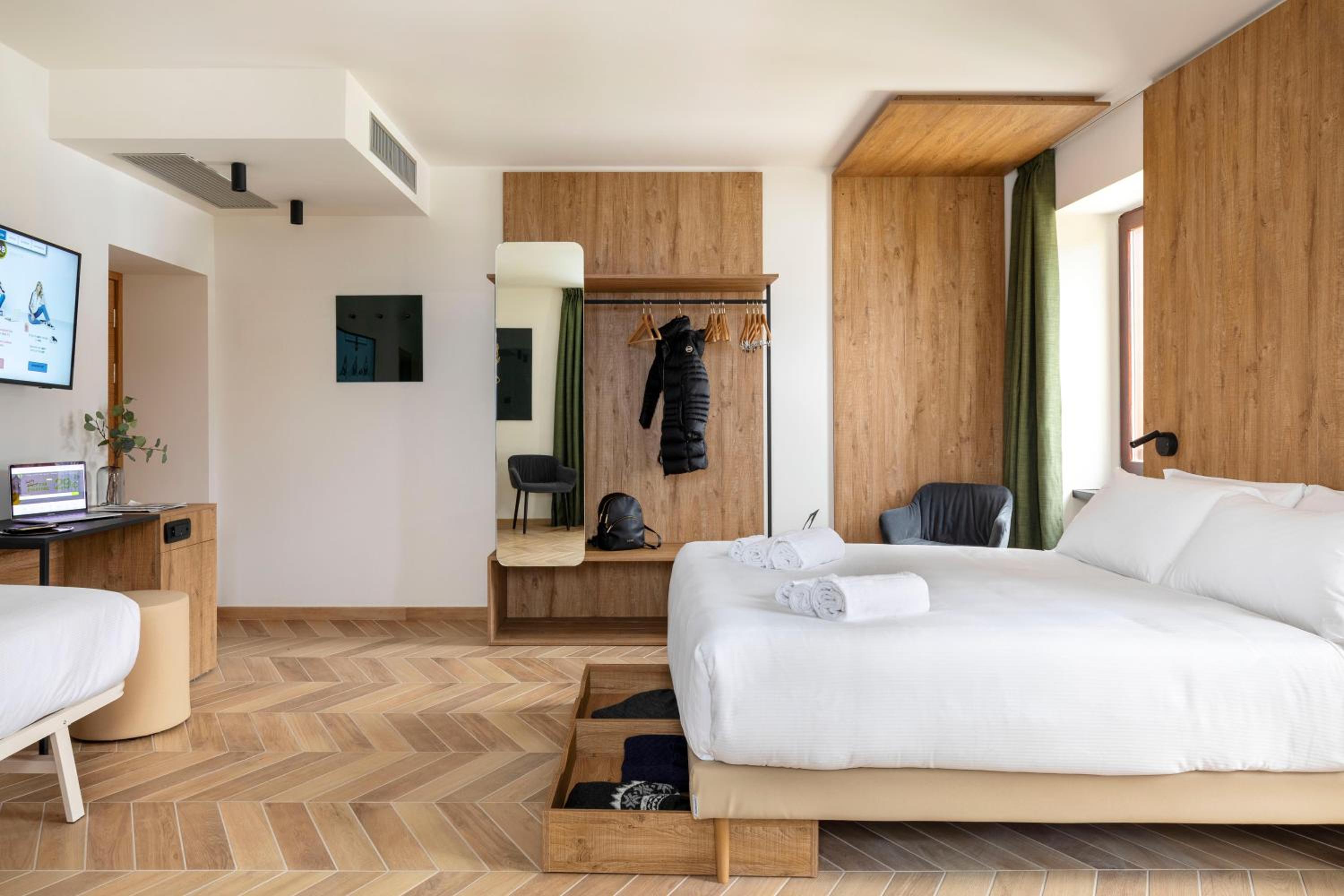 Quadruple Room with Mountain View photo 3