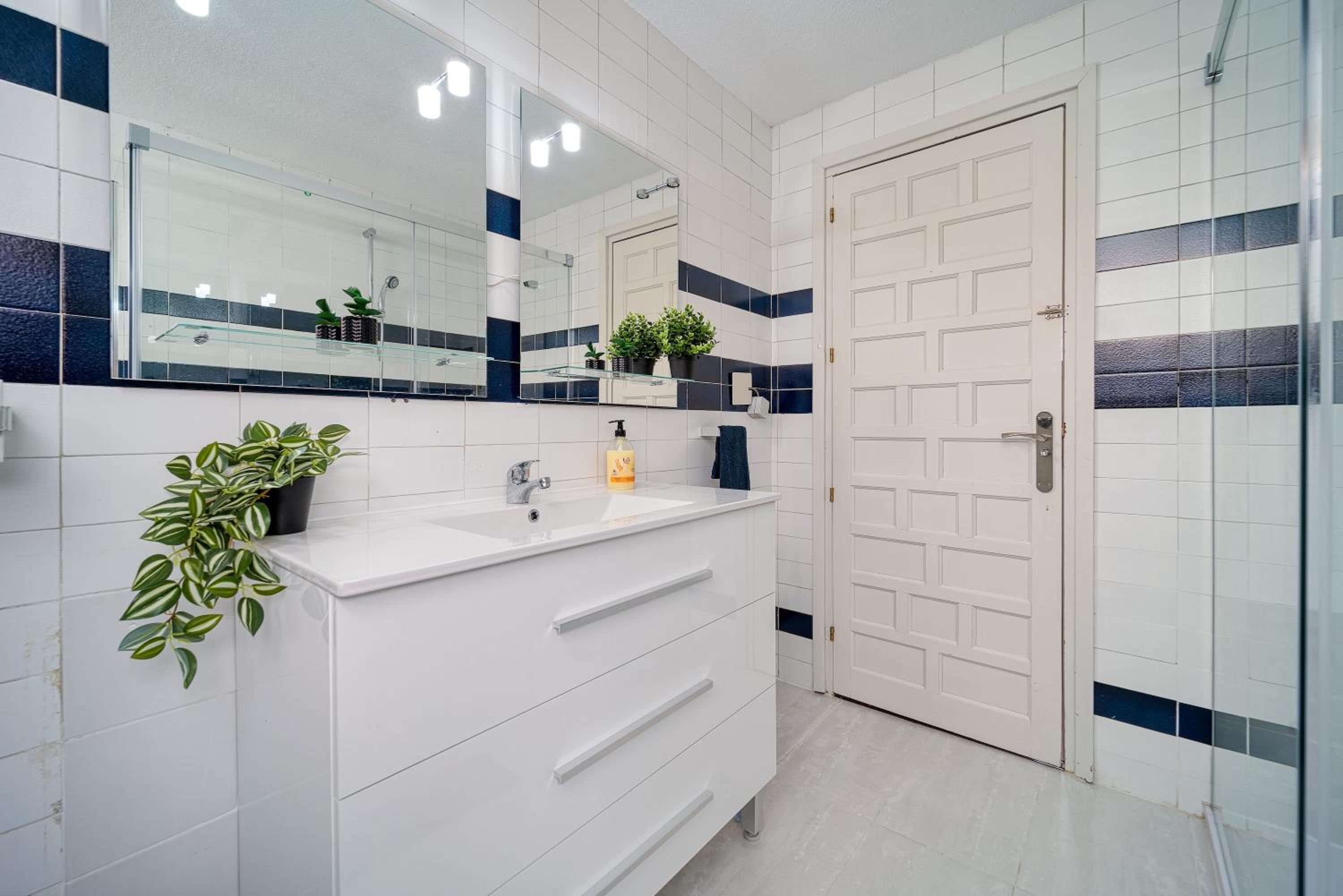 Family Room with Shared Bathroom photo 3
