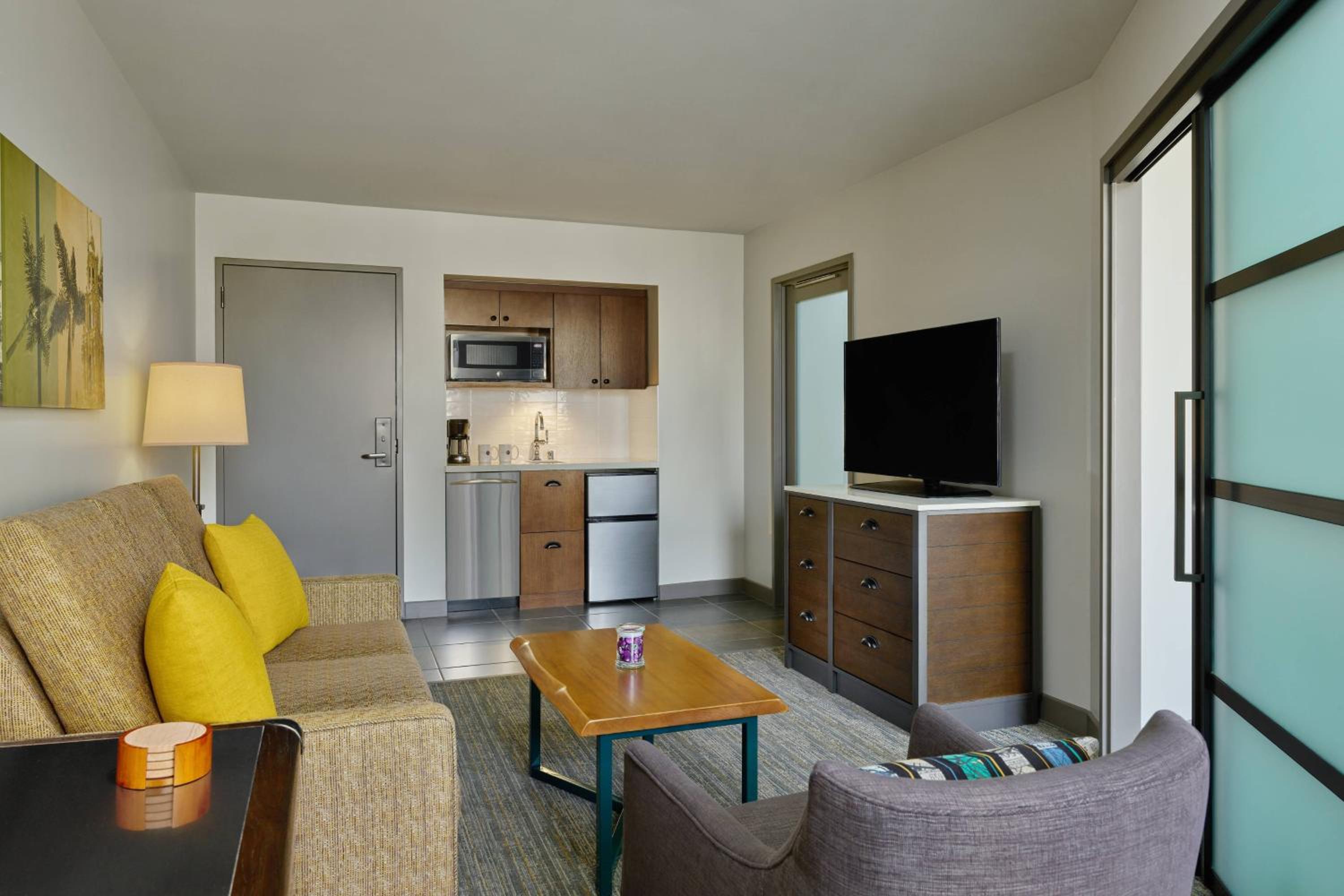 Superior King Suite with Sofa Bed - Photo 4