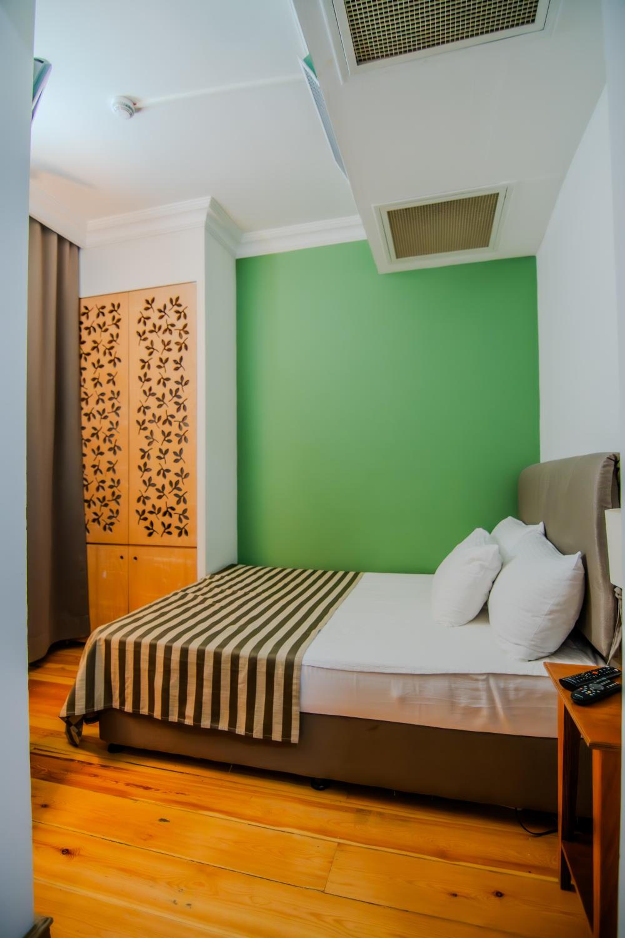  Compact  Room with Balcony  photo 1
