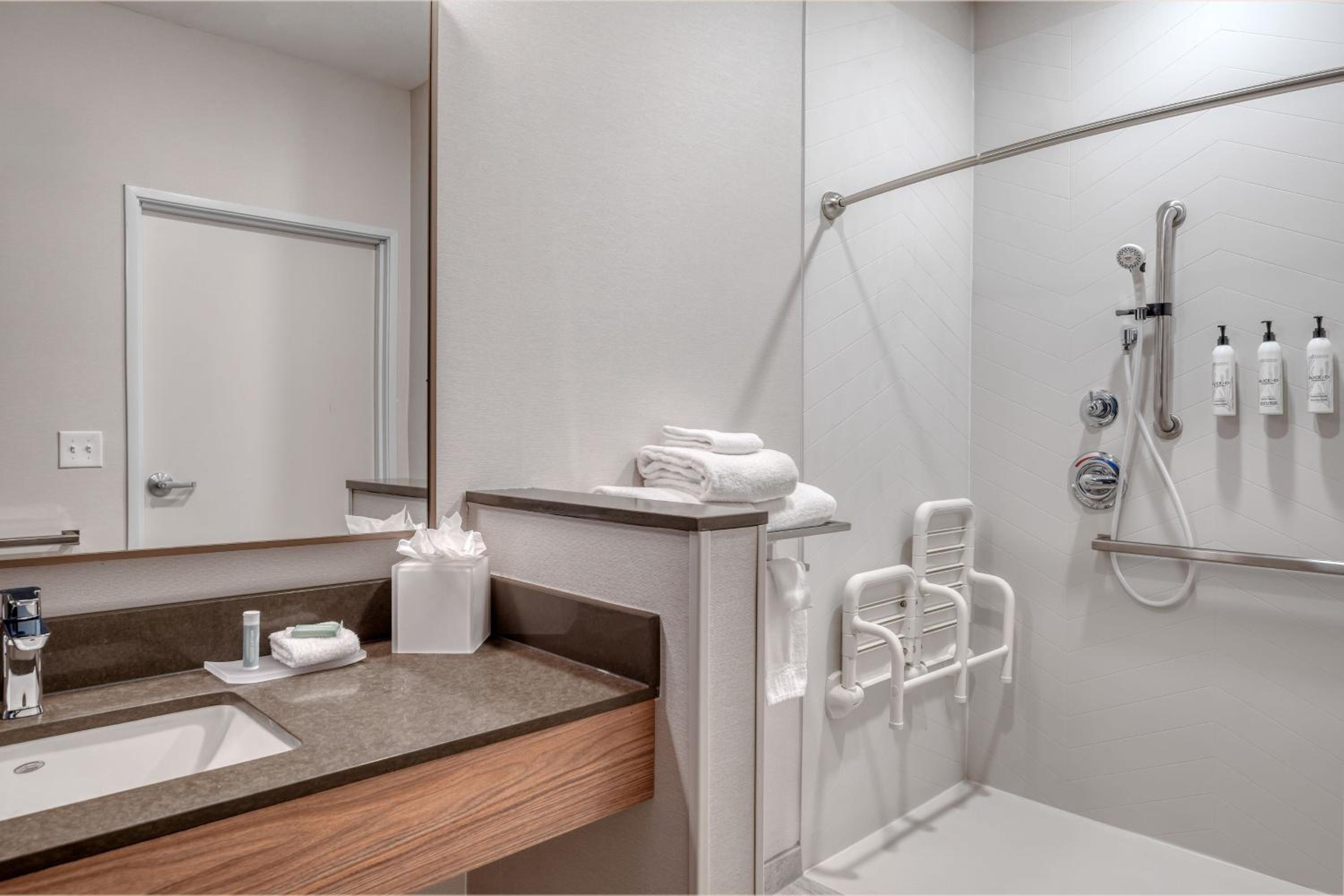 Standard King Room - Photo 7