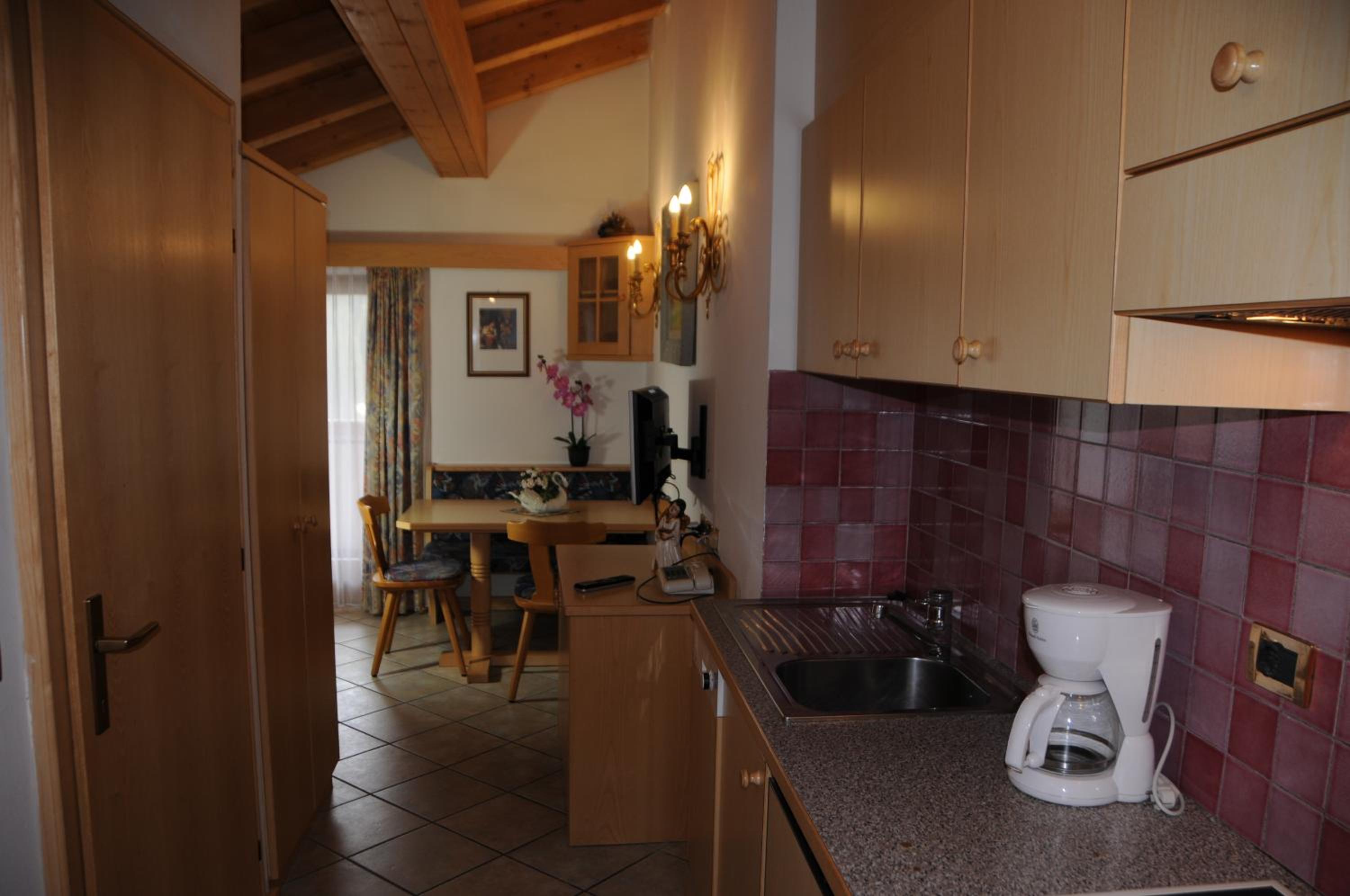 One-Bedroom Apartment with Balcony and Mountain View   photo 2