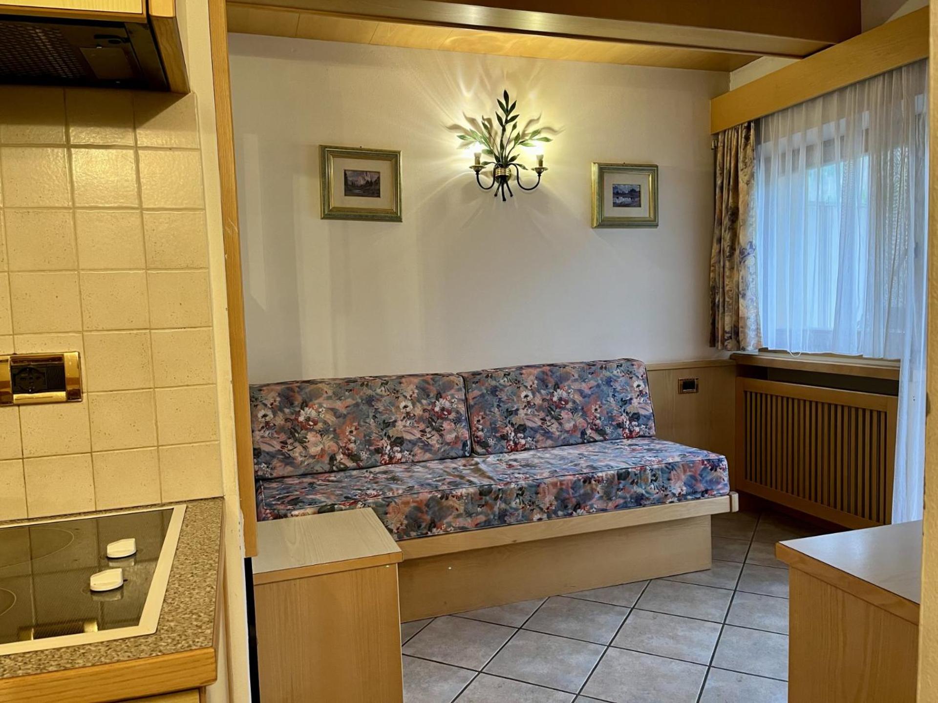 One-Bedroom Apartment with Balcony and Mountain View   photo 3