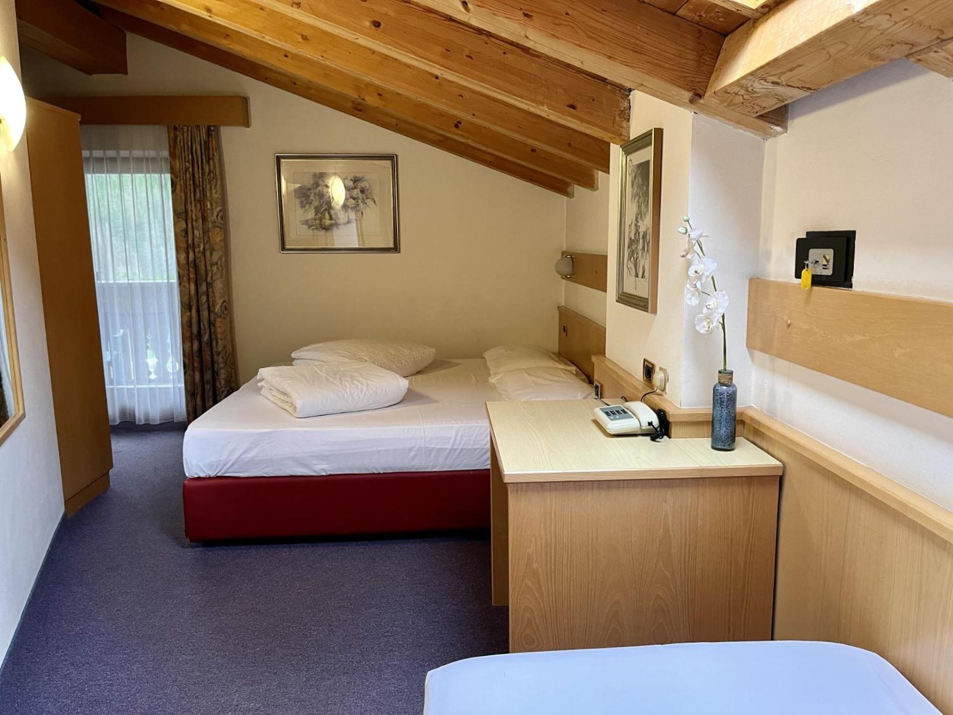 One-Bedroom Apartment with Balcony and Mountain View   photo 1
