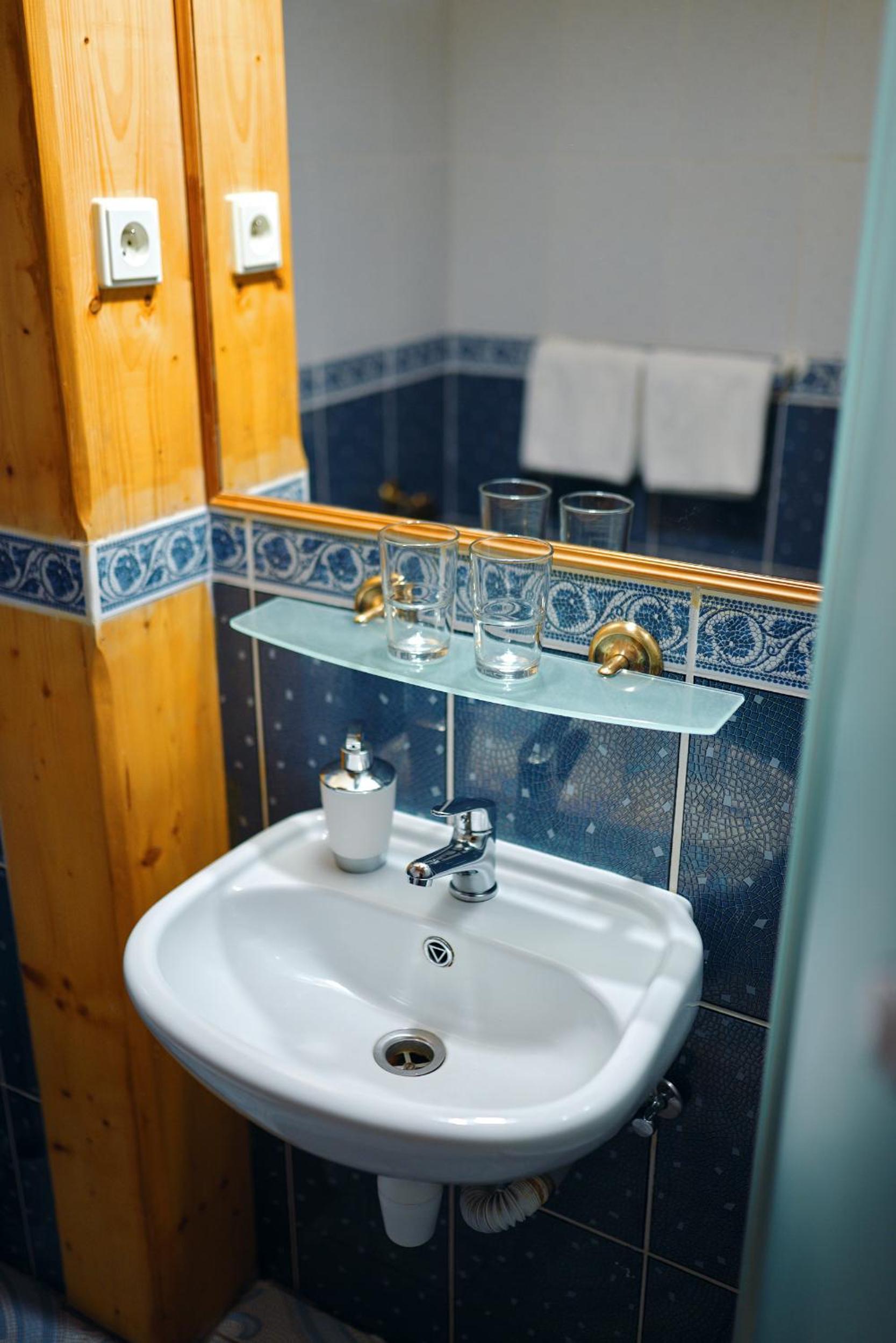 Double Room - Photo 13