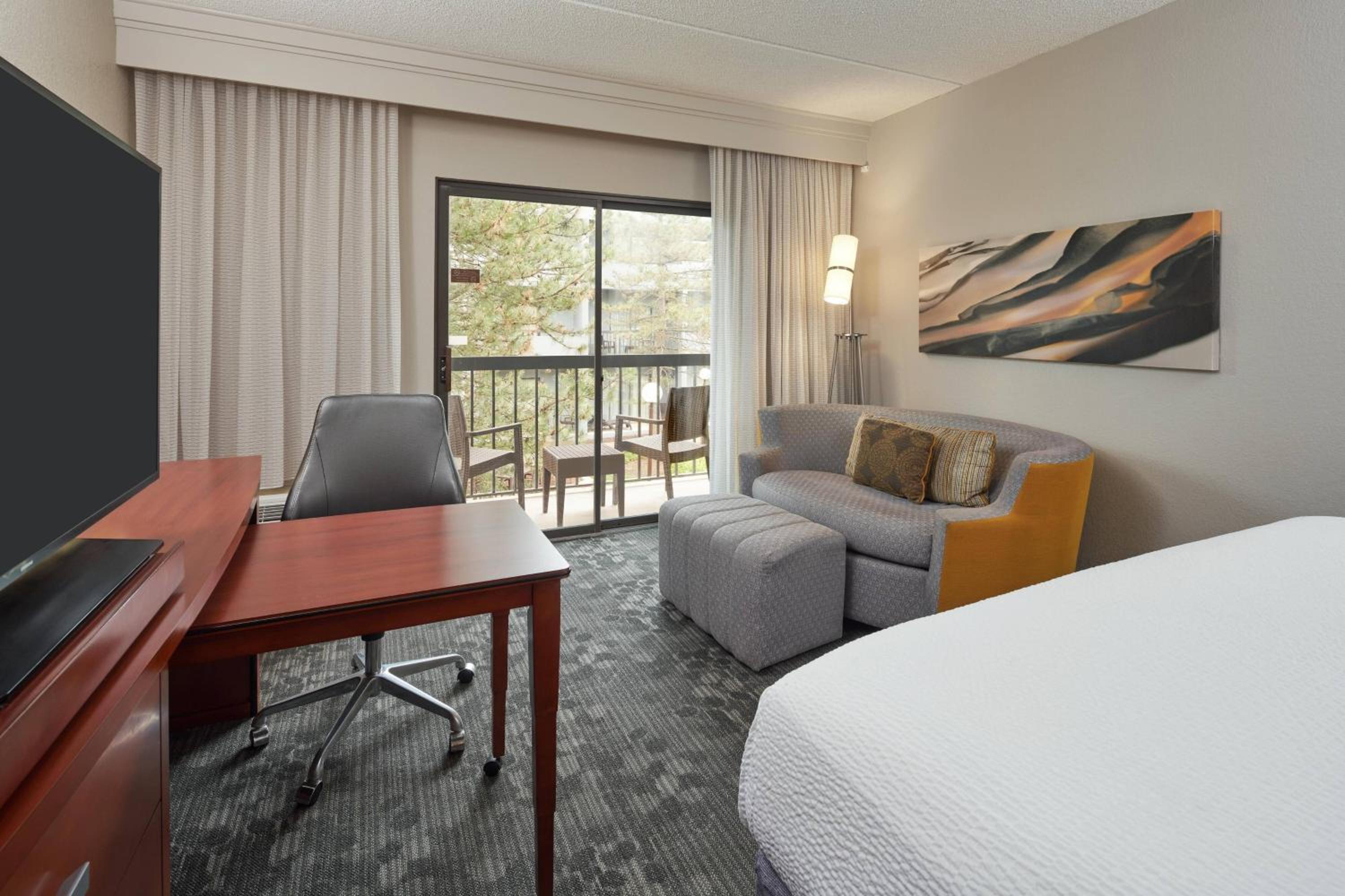 King Room with Sofa Bed - Photo 6