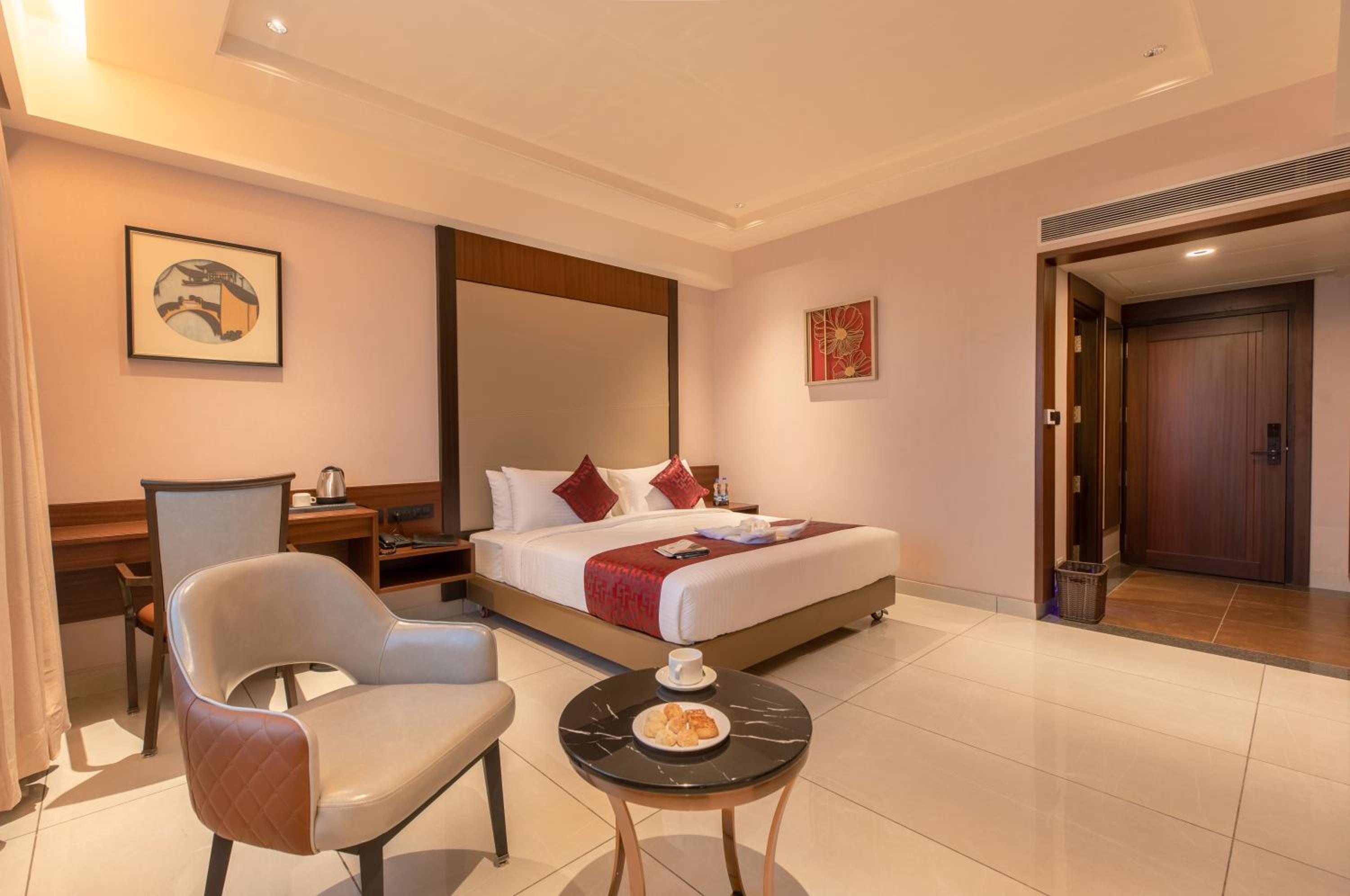 Deluxe room with city view  photo 2