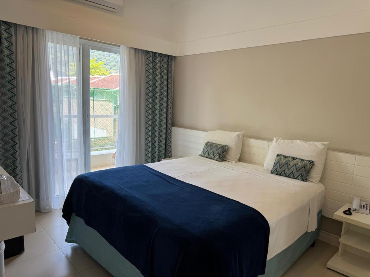 Deluxe Double Room with Side Sea View
