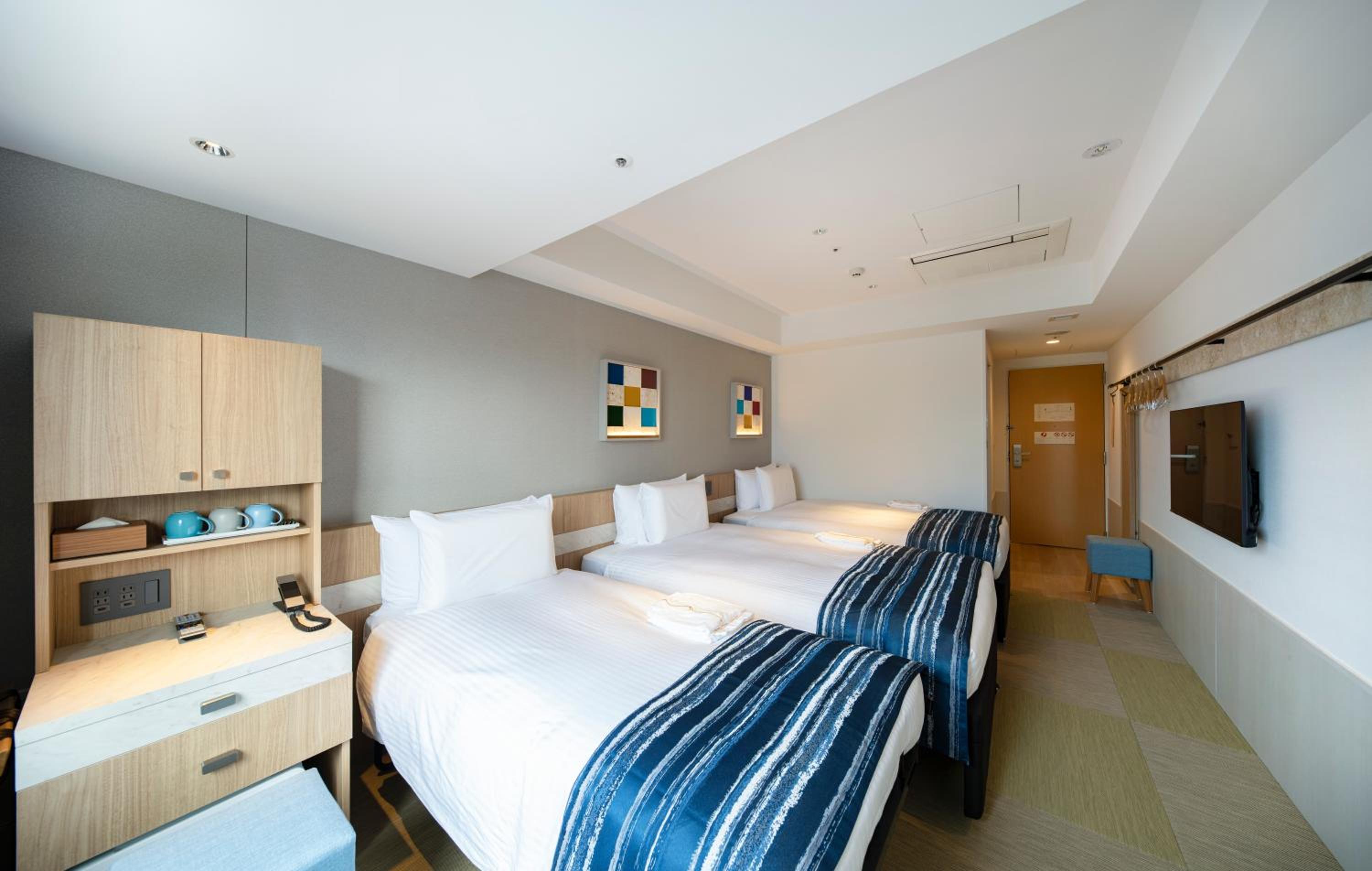 Triple Room with Complimentary Lobby Drinks - Photo 1