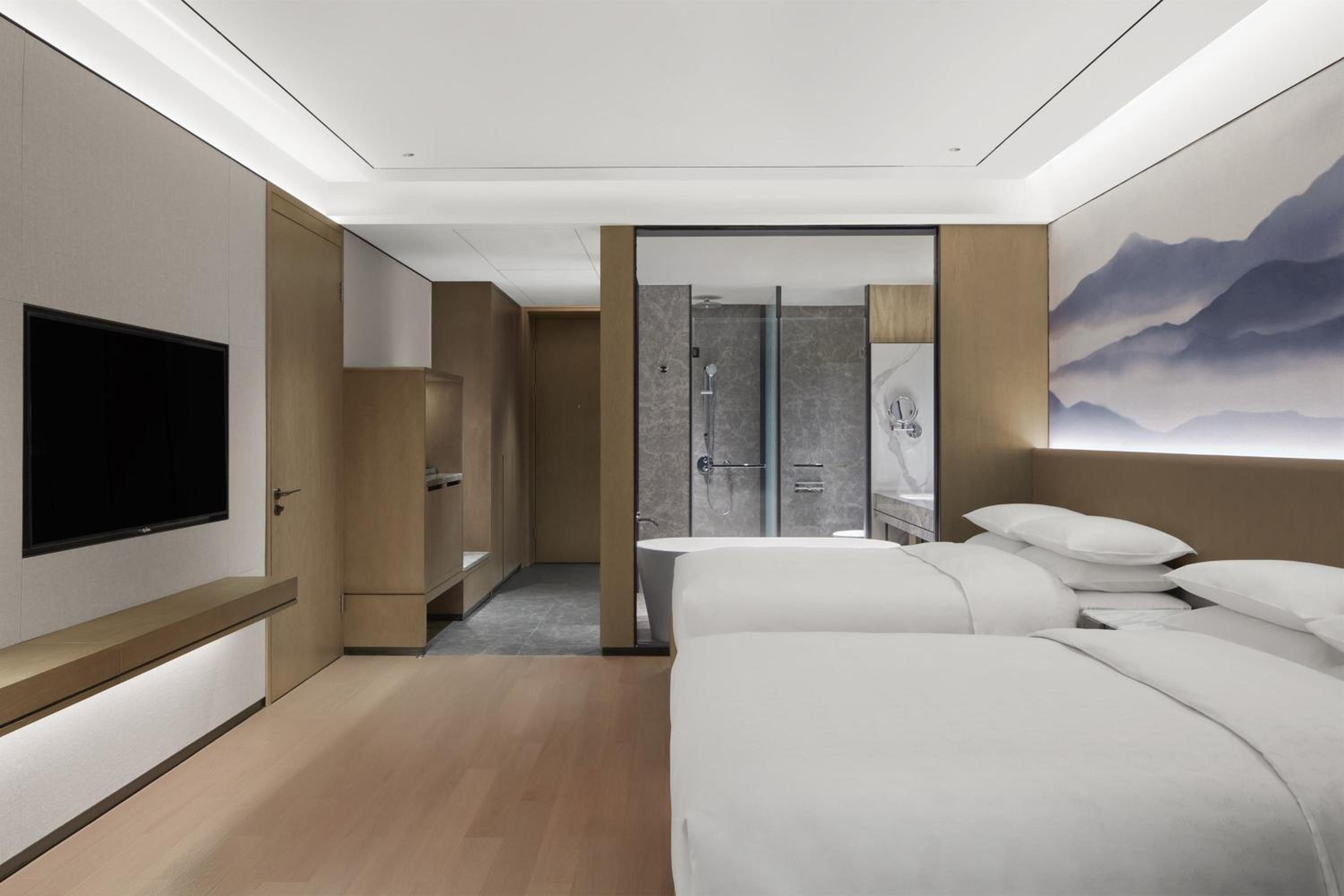 Deluxe Guest Room with 2 Double, City view - Photo 2